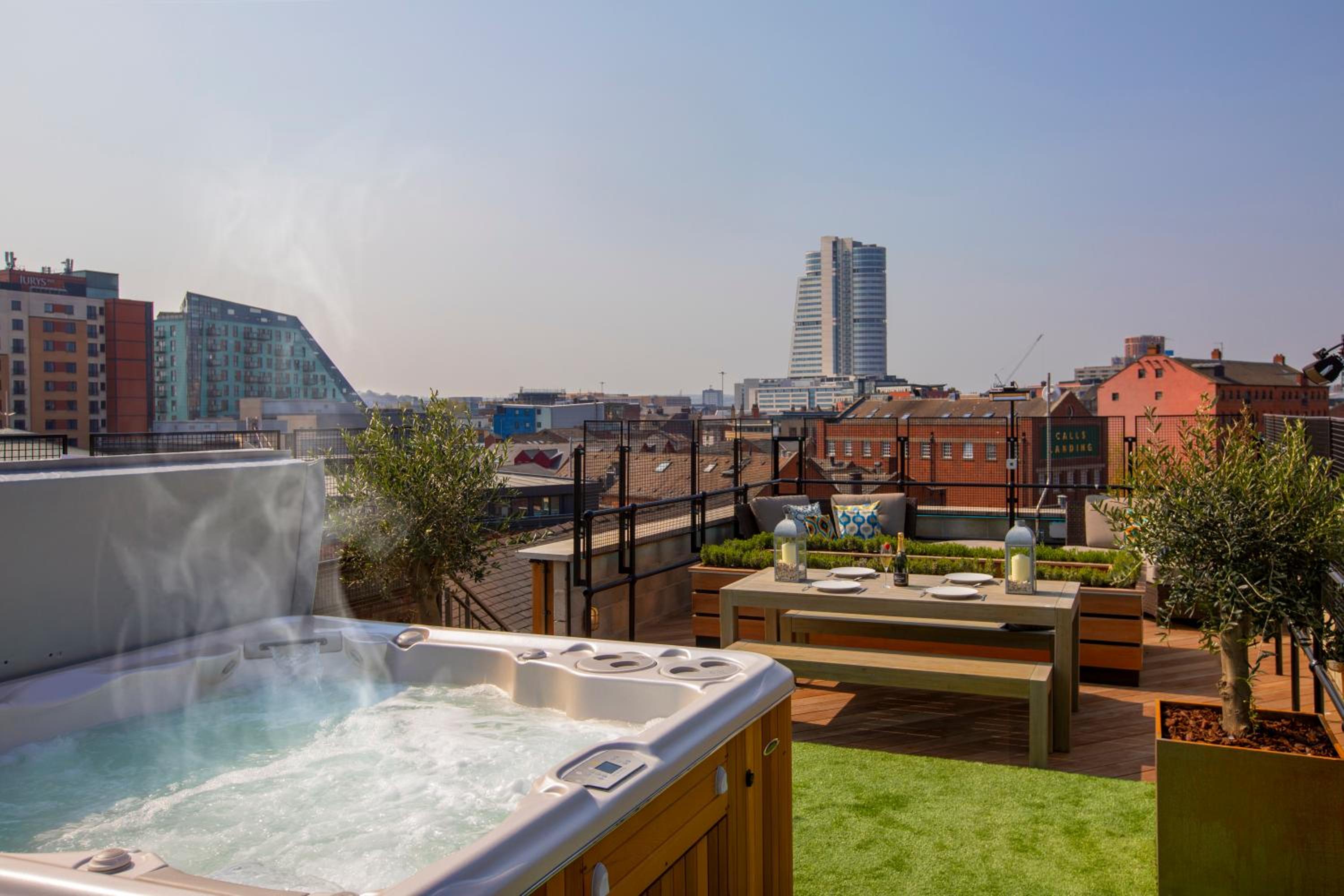 Big Ben - Two Bedroom Penthouse Suite with Roof Terrace, Hot Tub and Balconies photo 2