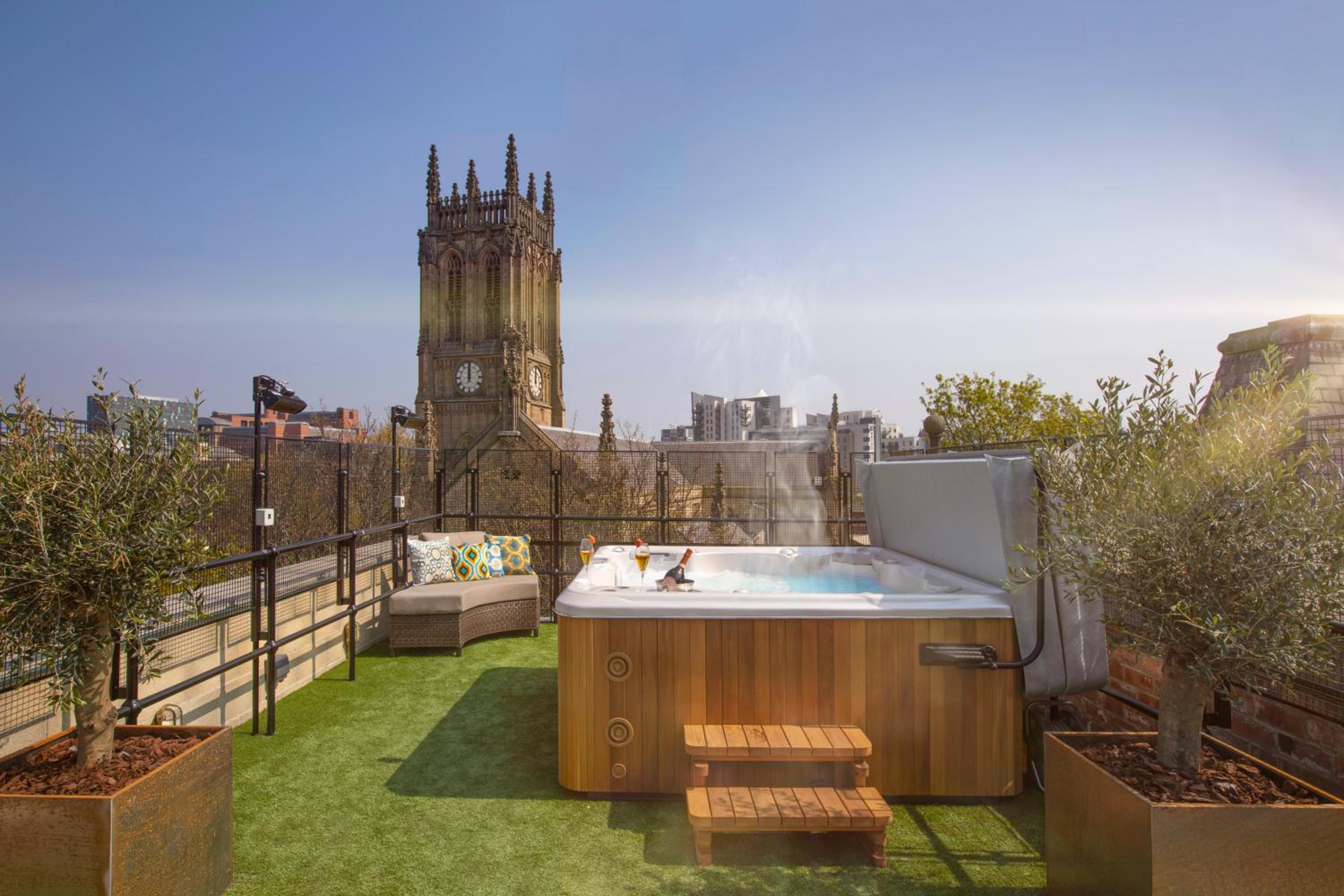Big Ben - Two Bedroom Penthouse Suite with Roof Terrace, Hot Tub and Balconies photo 3