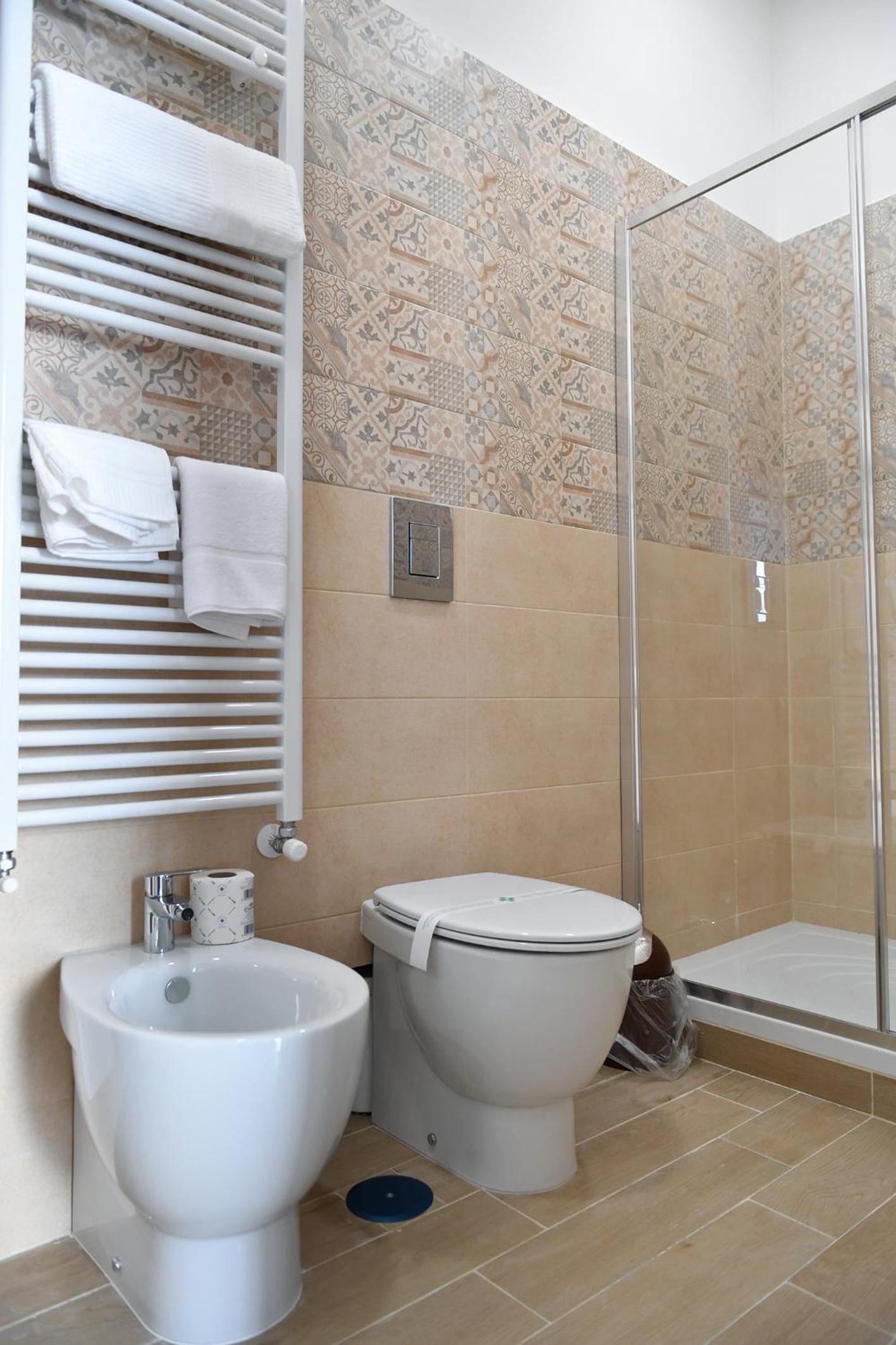 Large Double Room - Photo 5