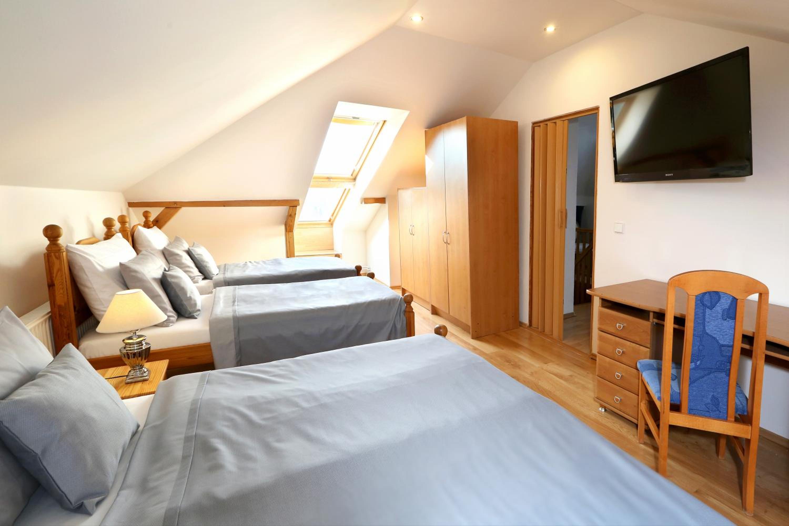 Attic Room - Photo 3