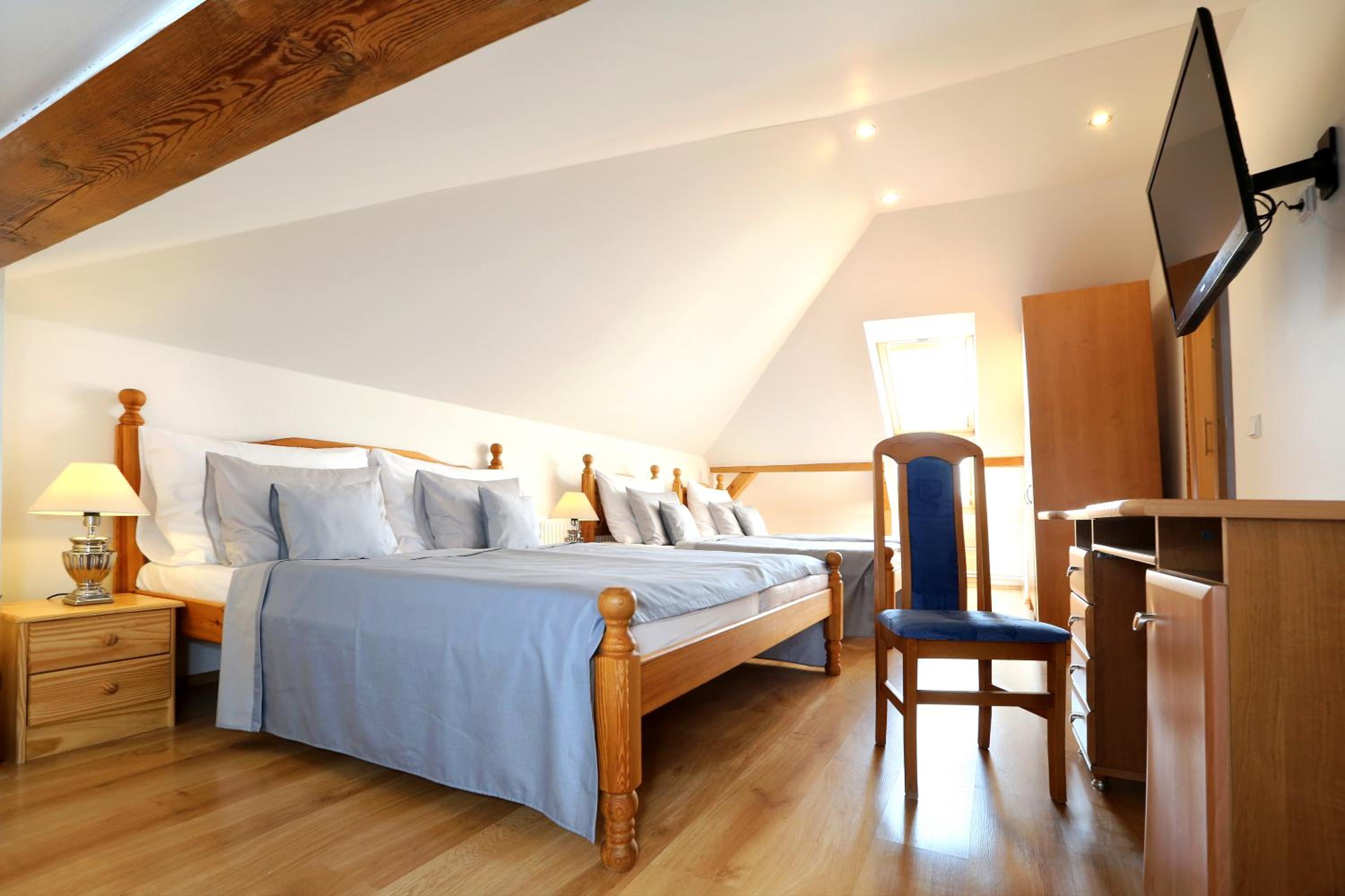 Attic Room - Photo 2