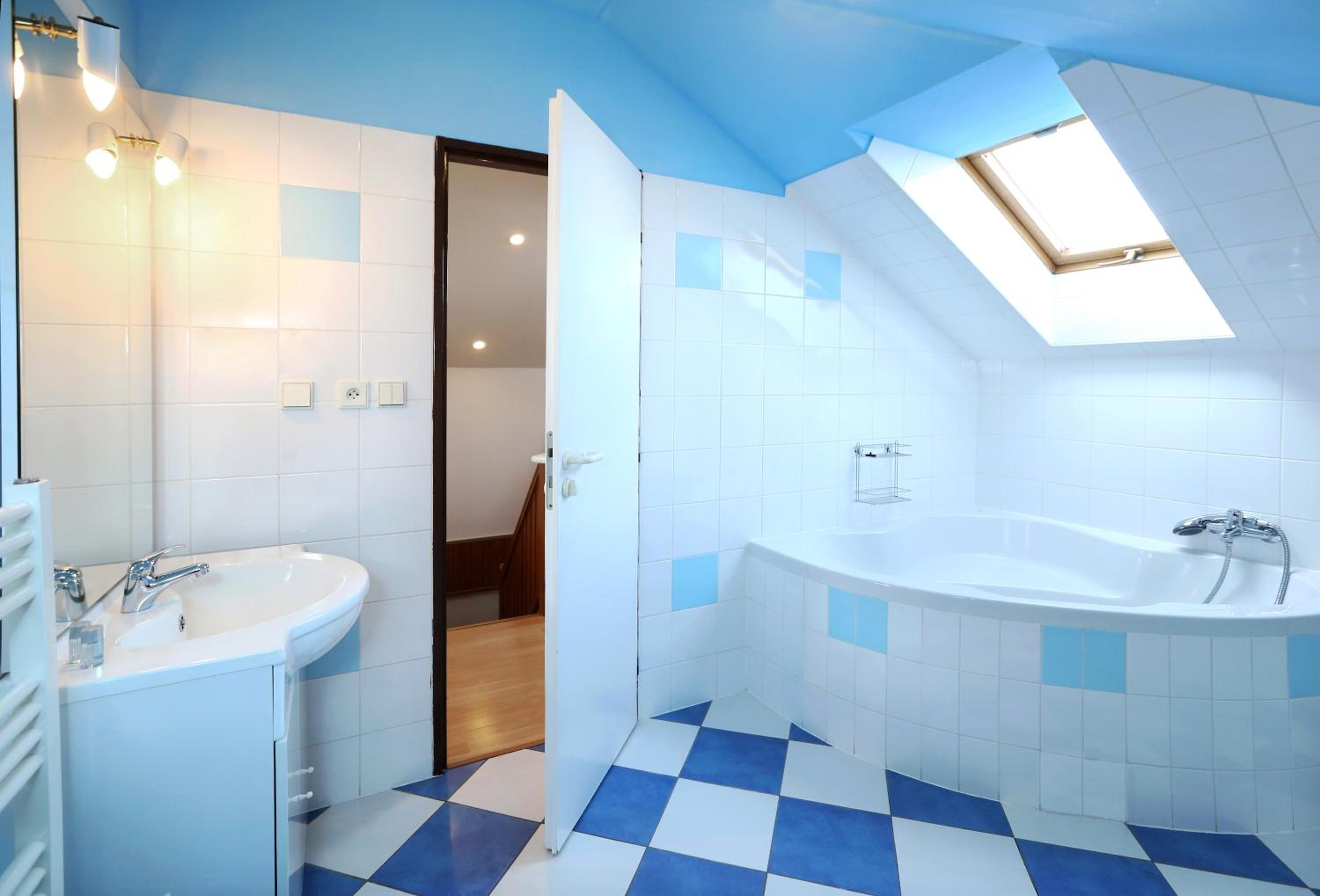 Attic Room - Photo 4
