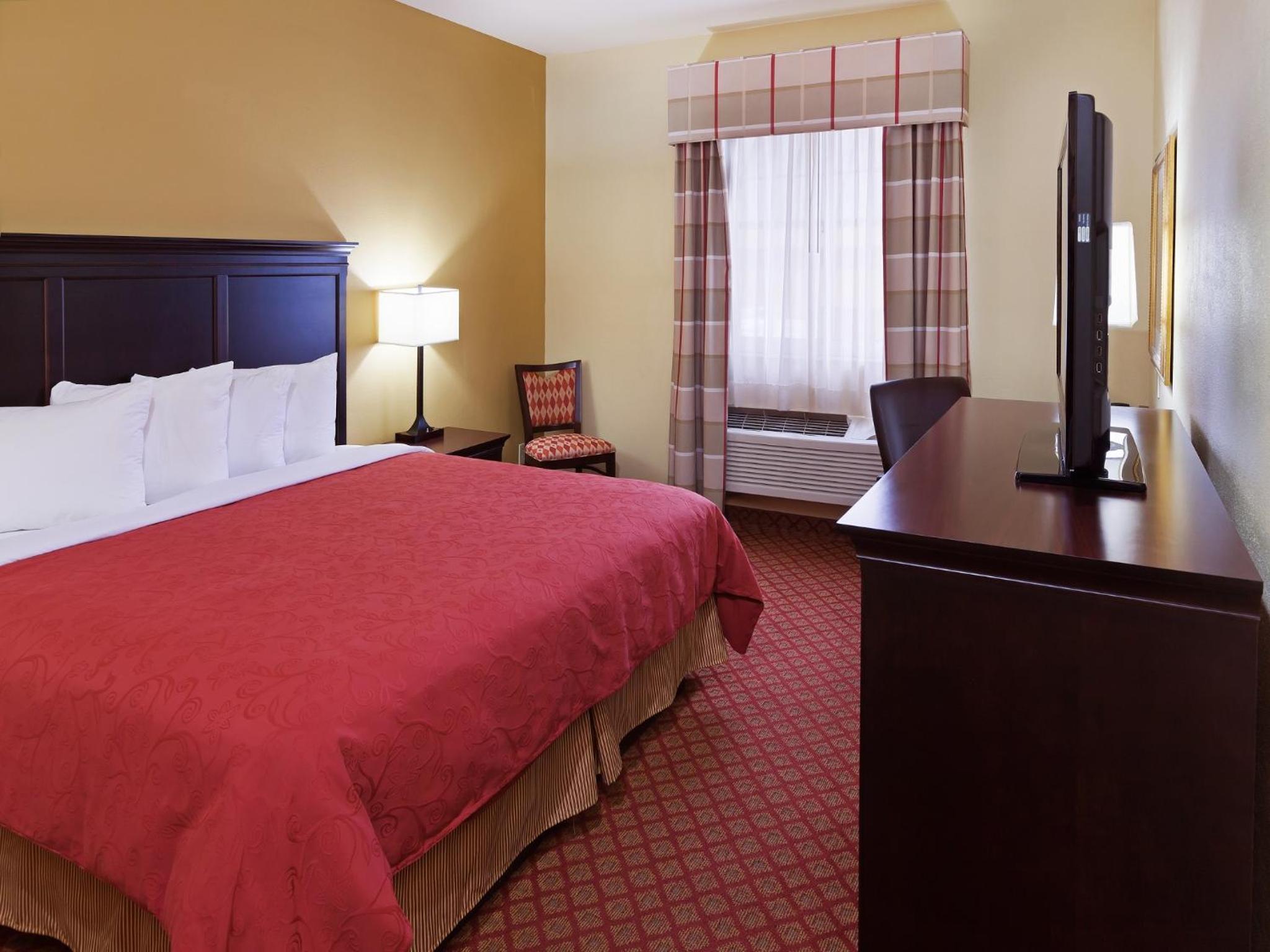 Queen Room with Two Queen Beds - Photo 4