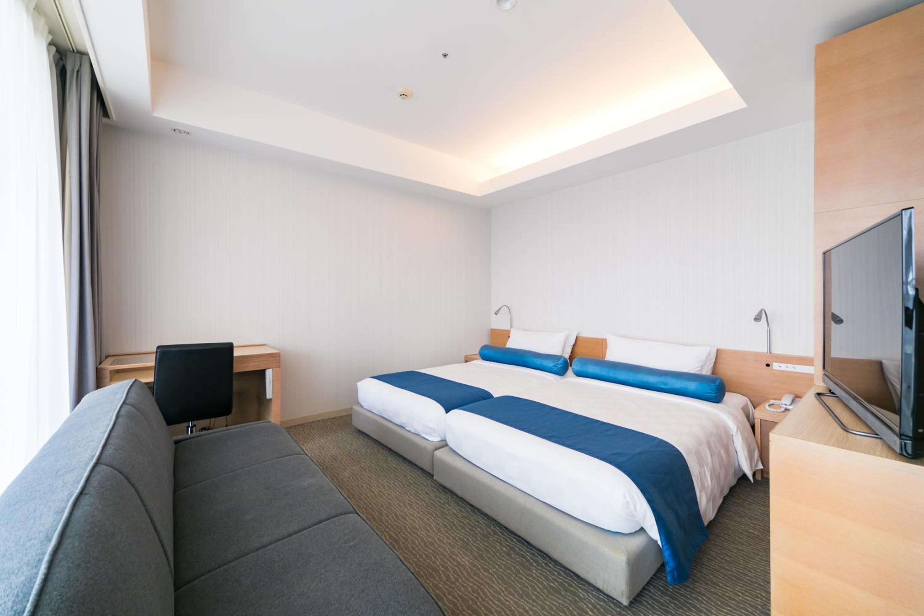 Twin Room with Sofa Bed and Balcony - Non-Smoking - Photo 1