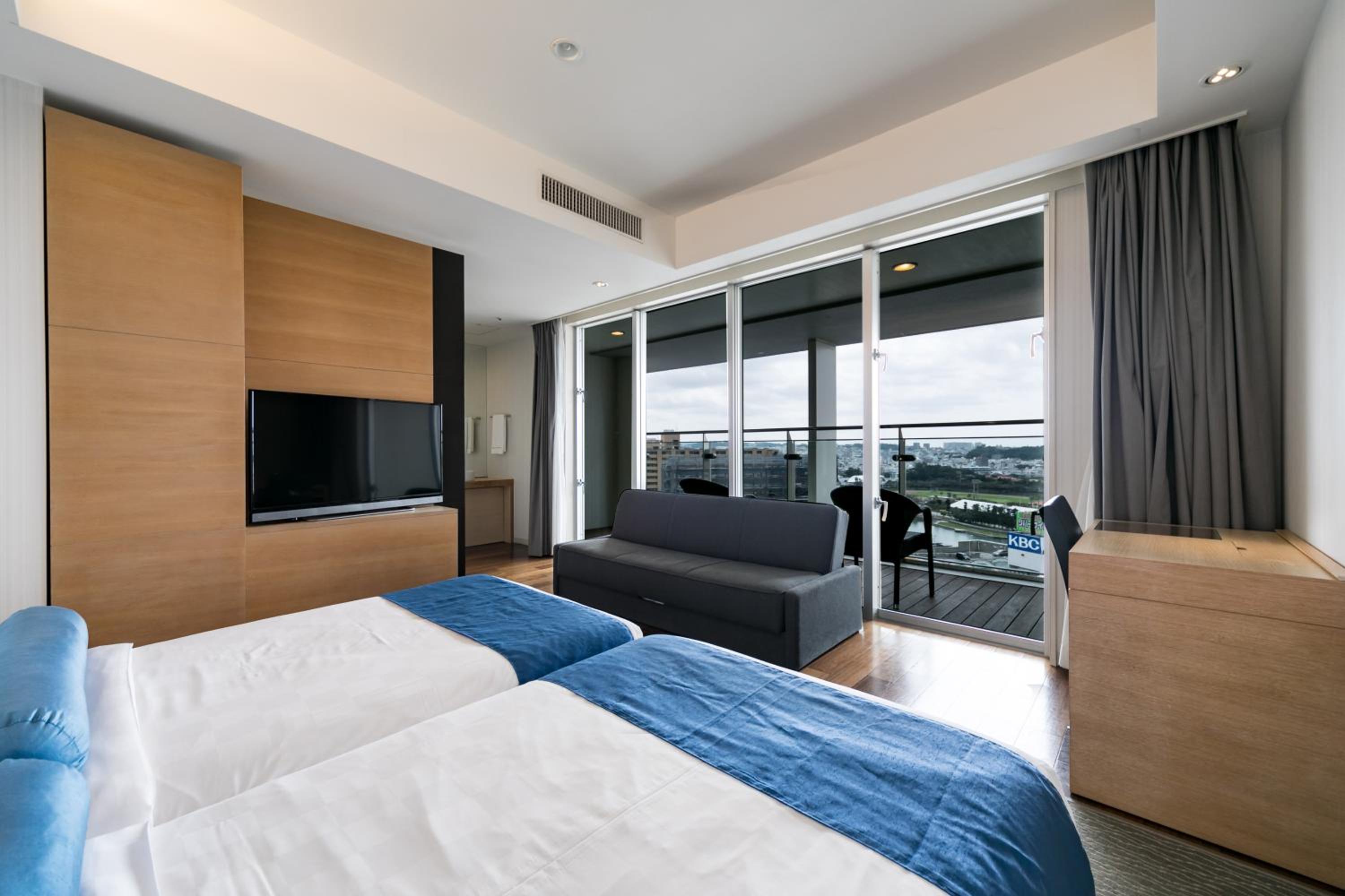 Twin Room with Sofa Bed and Balcony - Non-Smoking - Photo 16