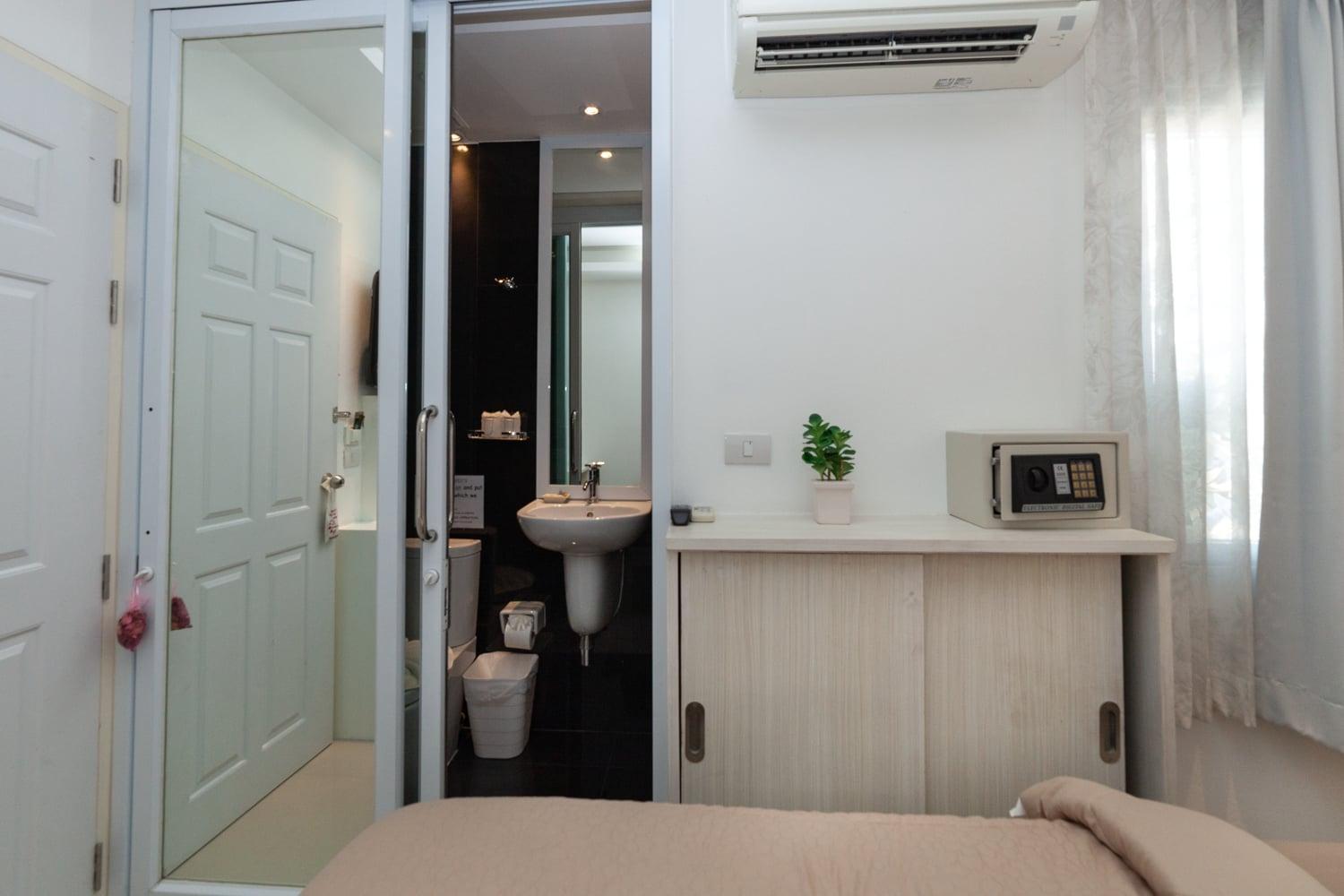 Single Room with Bathroom photo 2