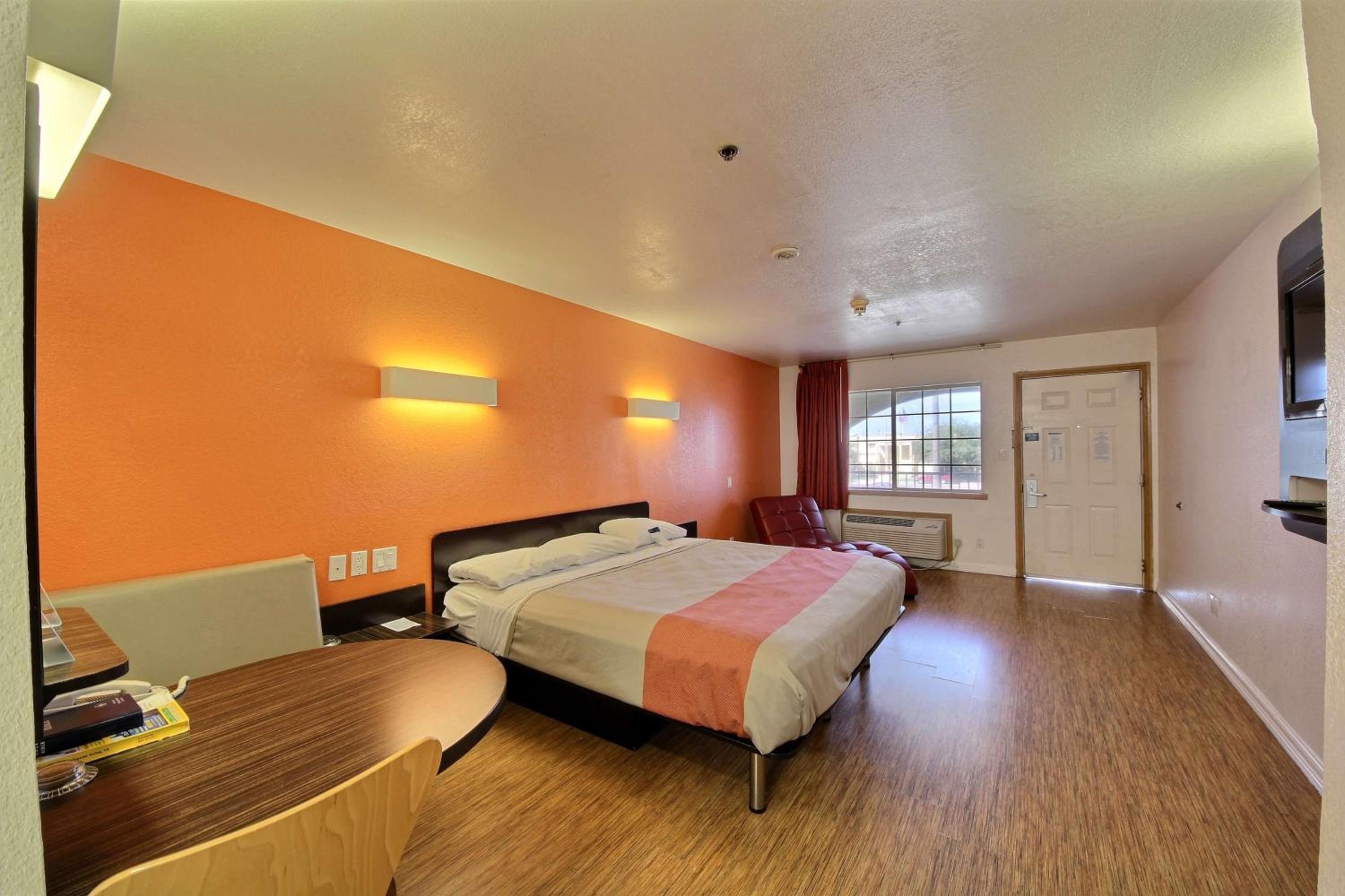 King Room - Non-Smoking - Photo 1