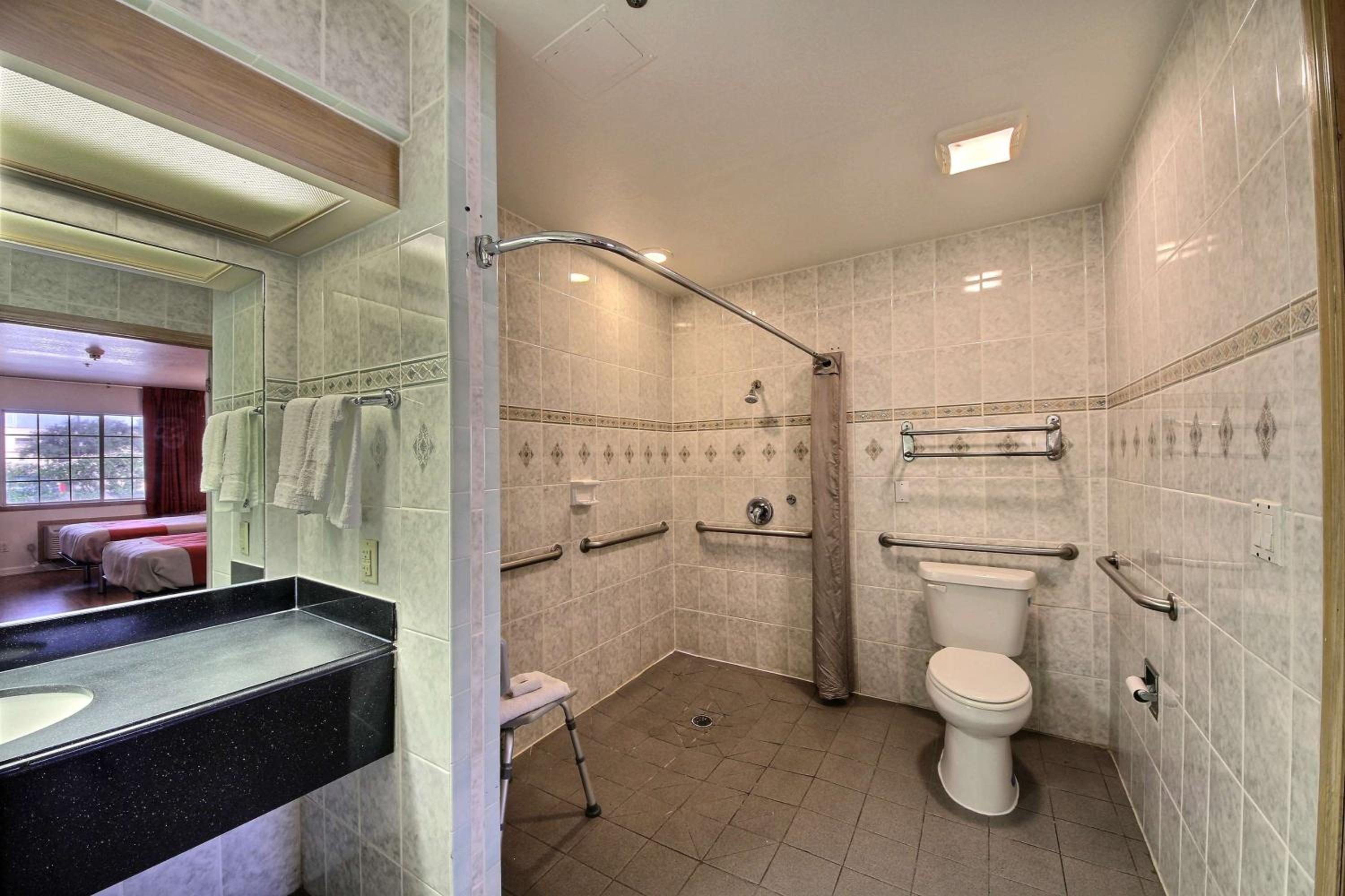 Quadruple Room - Disability Access - Non-Smoking - Photo 5