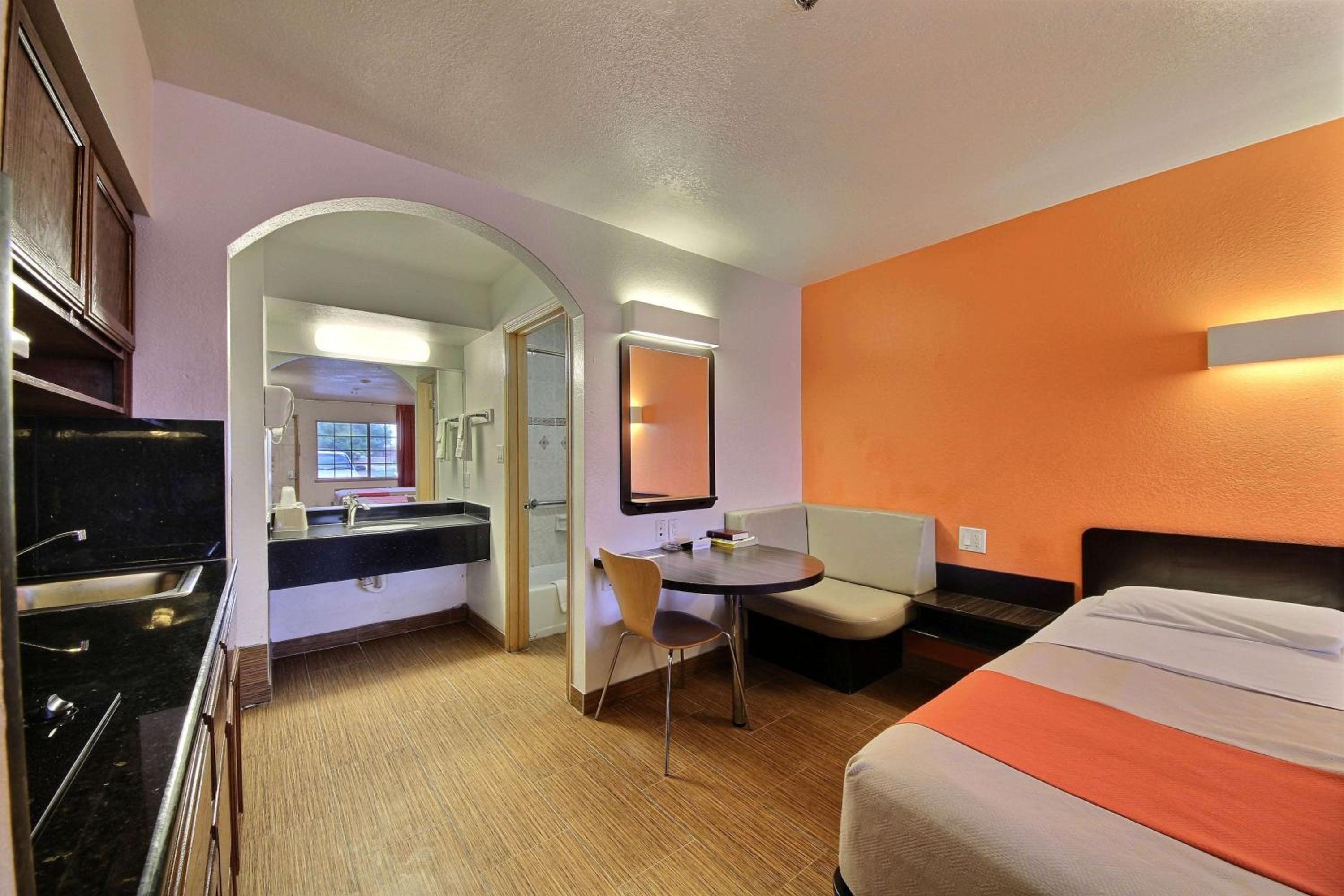 Deluxe Queen Room with Two Queen Beds - Smoking - Photo 4