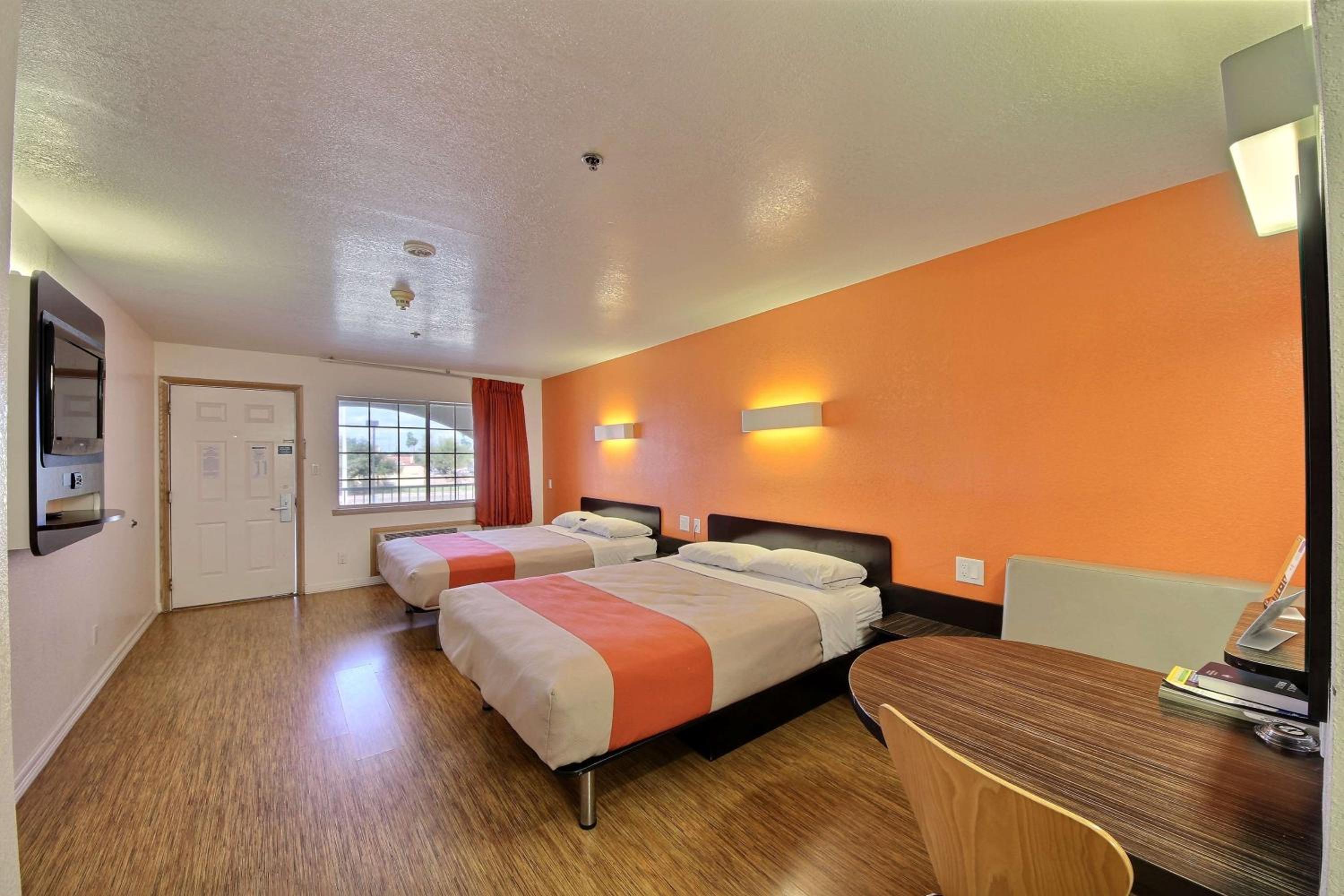 Queen Room with Two Queen Beds - Non-Smoking - Photo 5