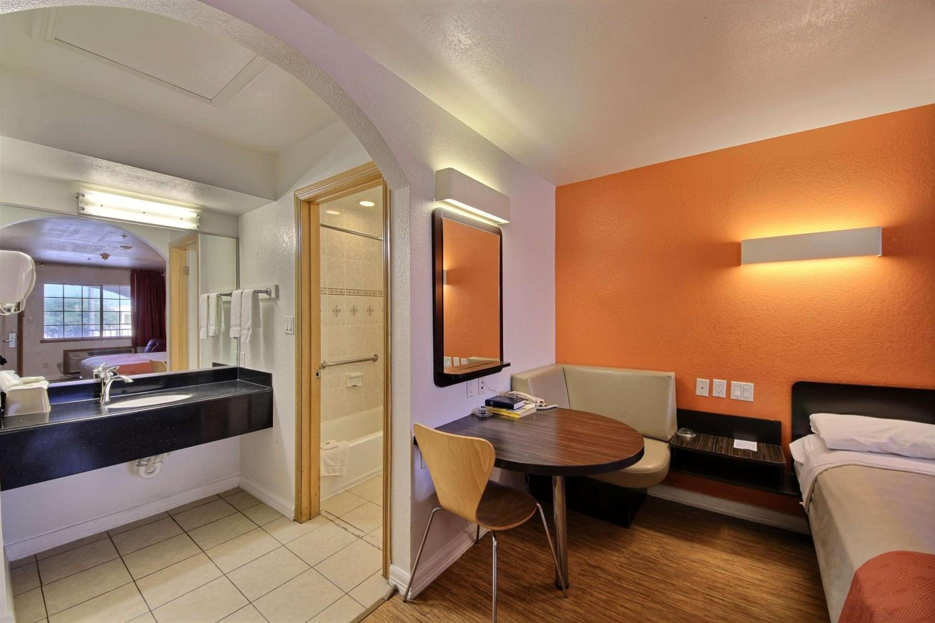 King Room - Non-Smoking - Photo 3