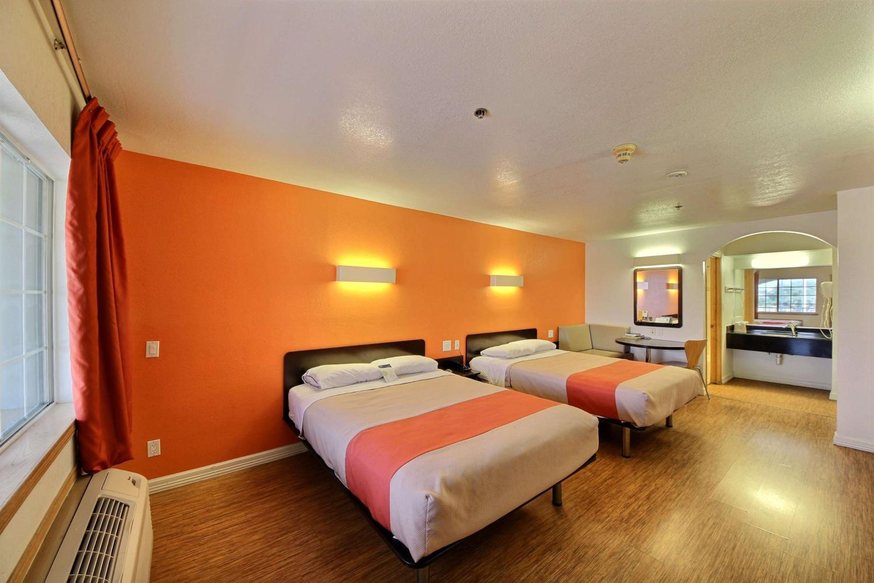 Queen Room with Two Queen Beds - Non-Smoking - Photo 7