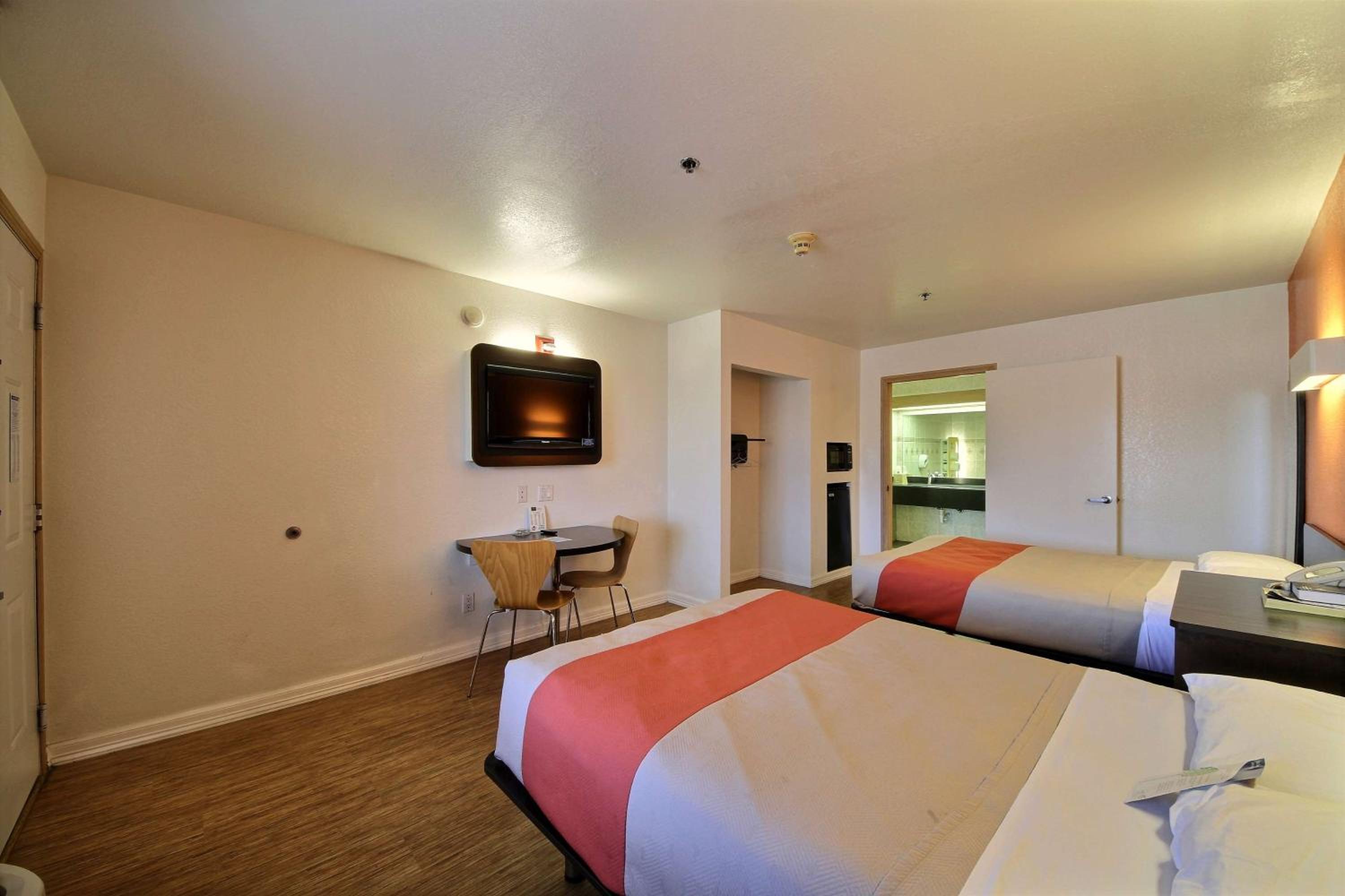 Queen Room with Two Queen Beds - Non-Smoking - Photo 9