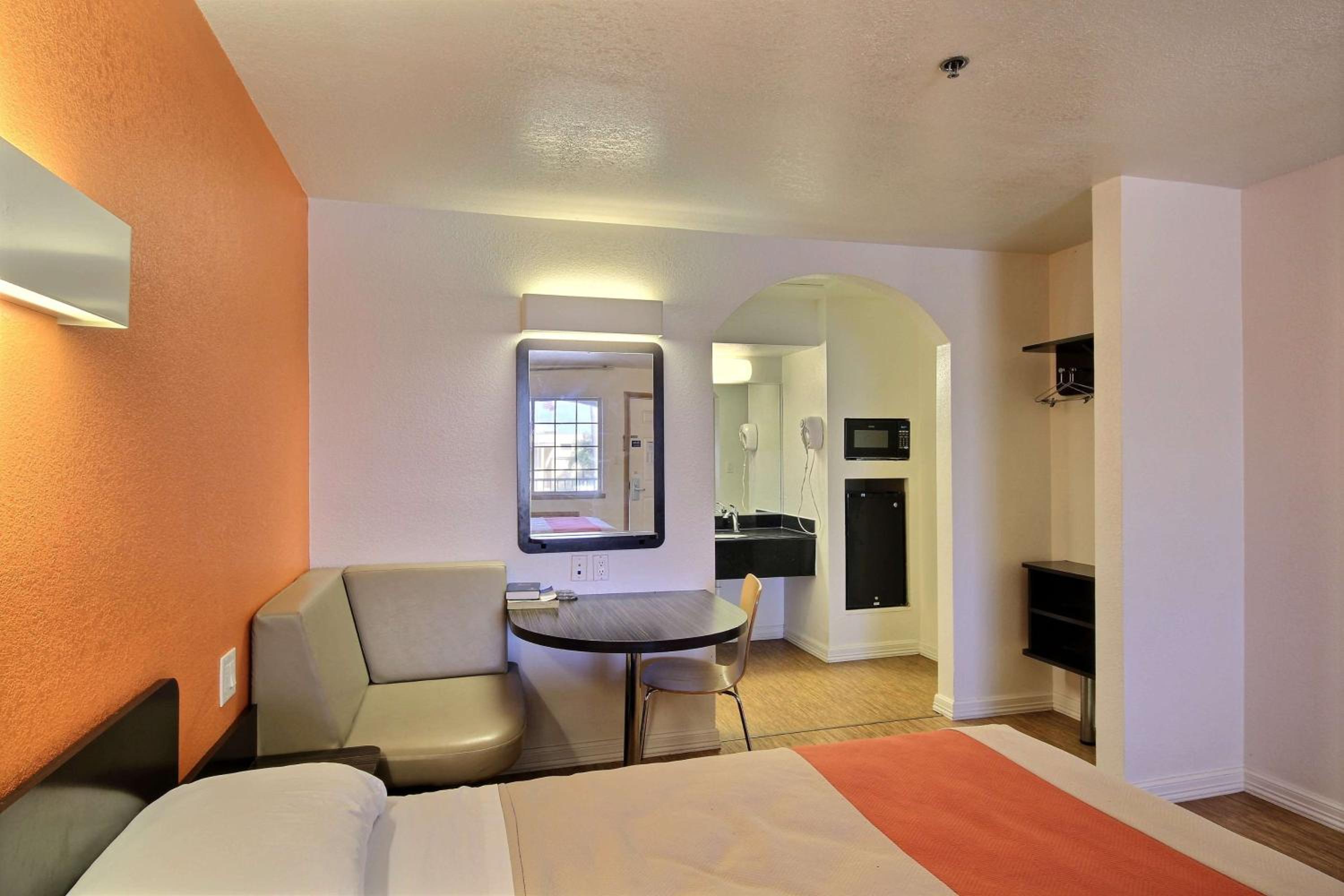 Queen Room with Two Queen Beds - Non-Smoking - Photo 4