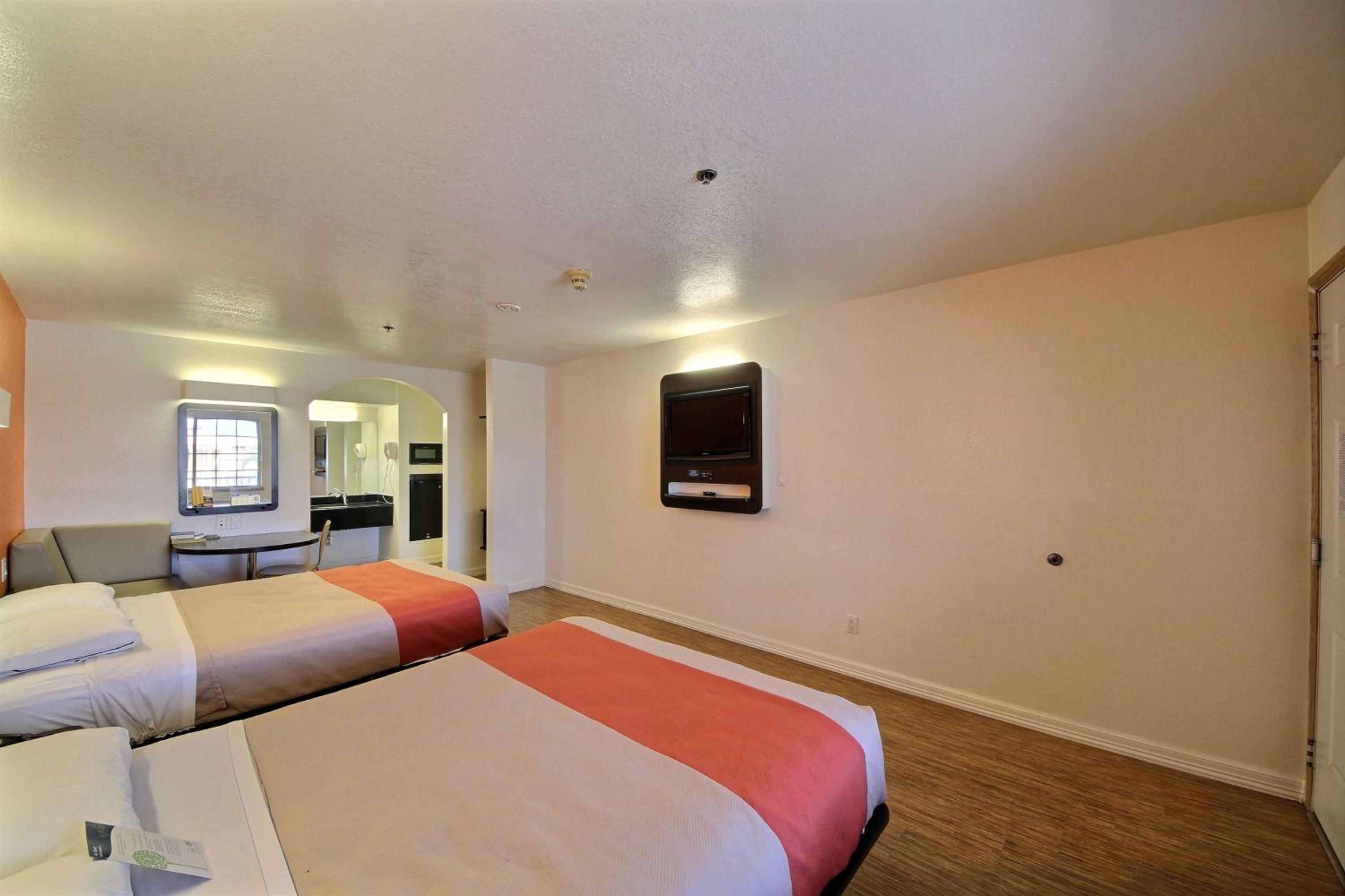 Queen Room with Two Queen Beds - Non-Smoking - Photo 2