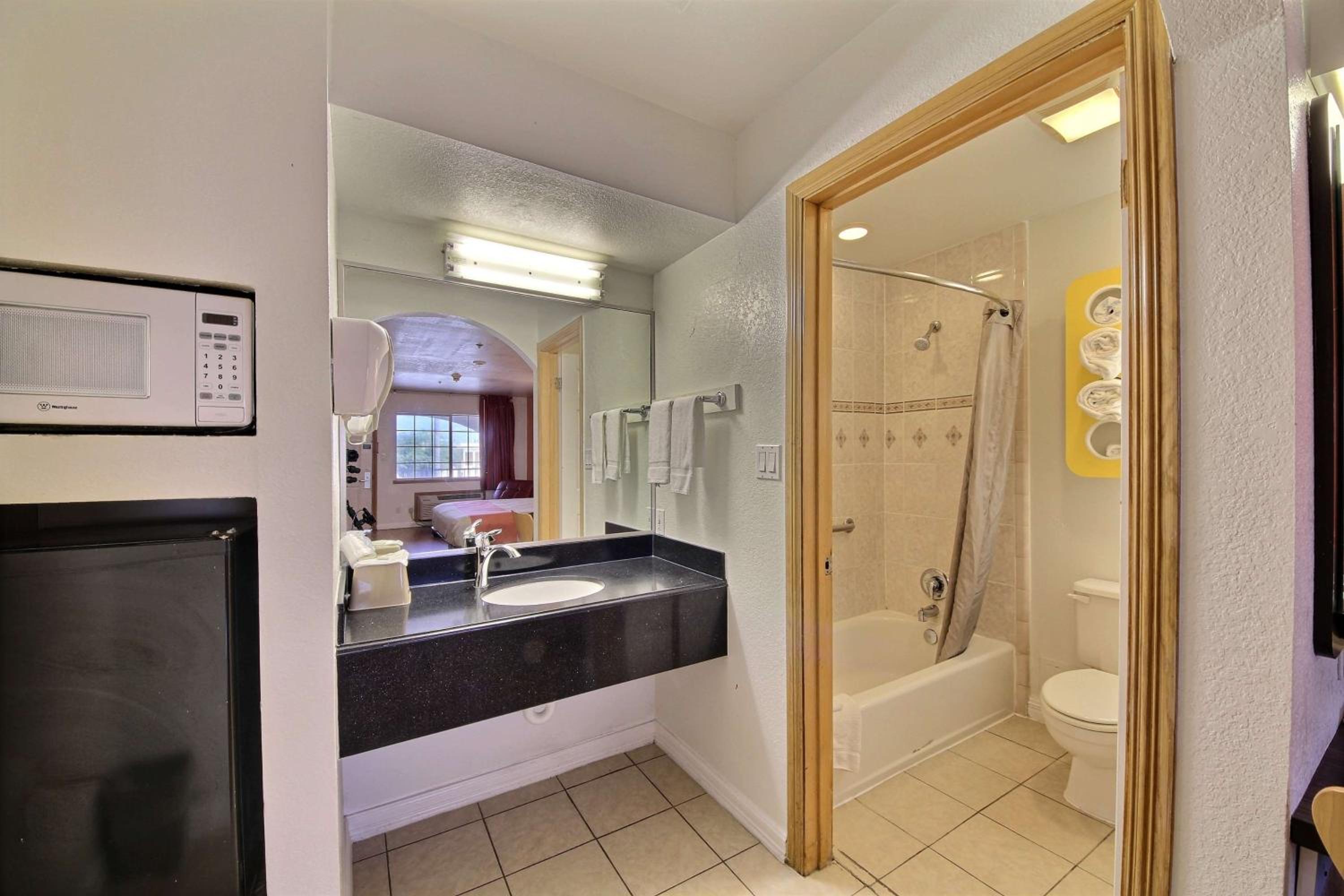 King Room - Non-Smoking - Photo 4