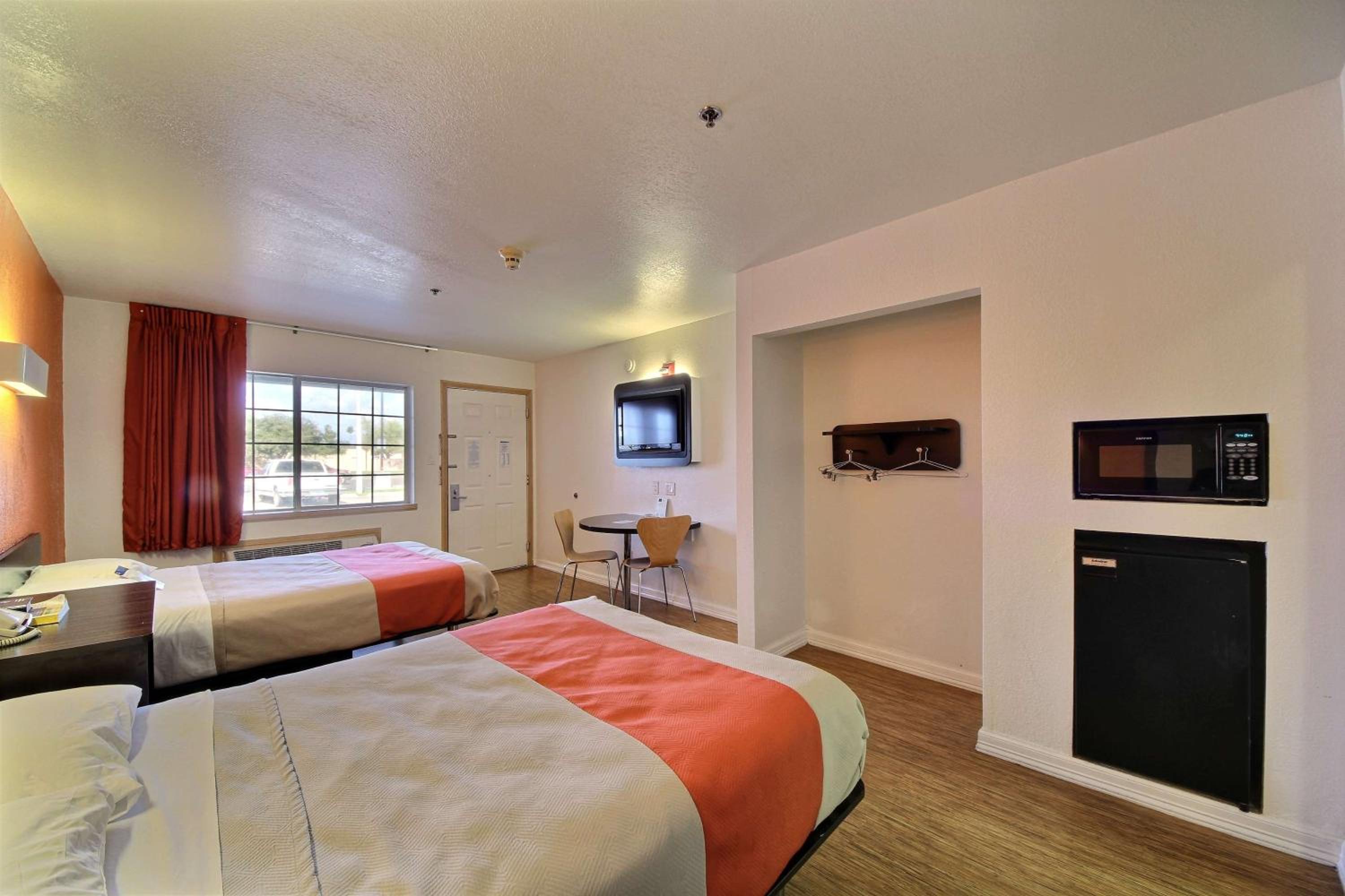 Queen Room with Two Queen Beds - Non-Smoking - Photo 8