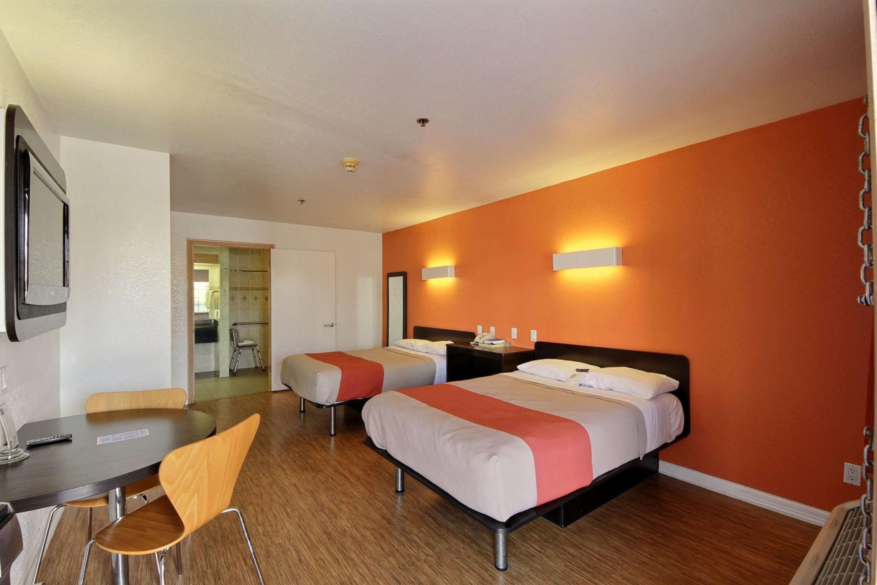 Queen Room with Two Queen Beds - Non-Smoking - Photo 3