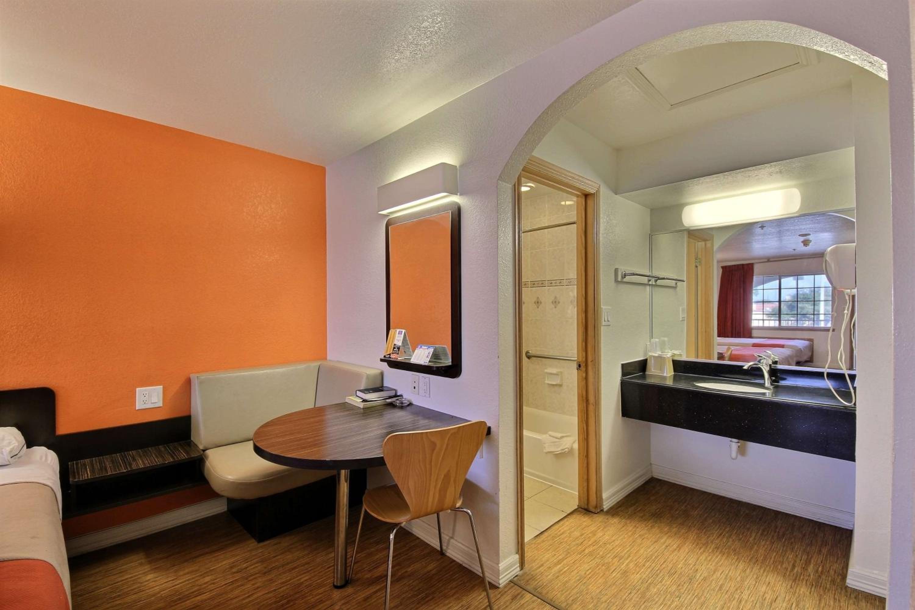 King Room - Non-Smoking - Photo 2