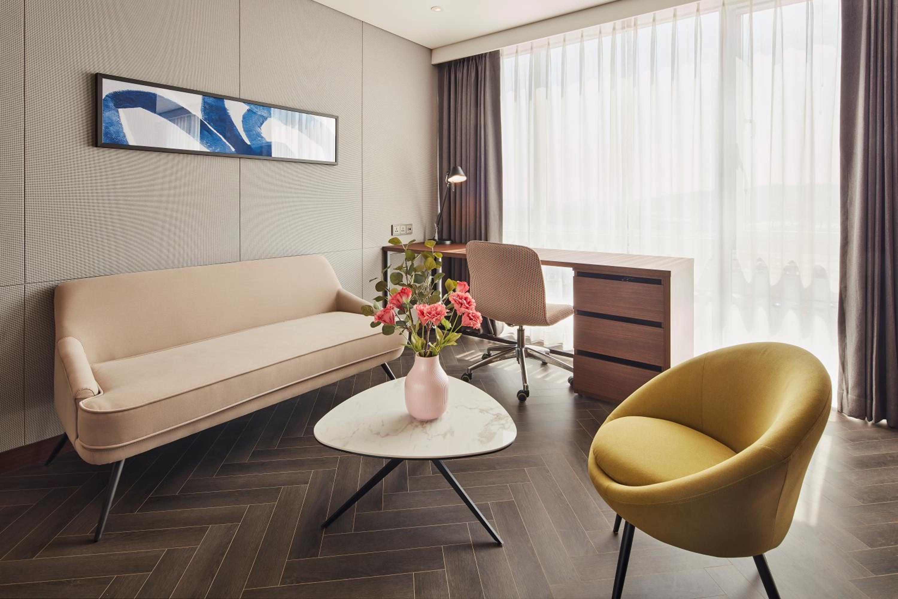 Junior Queen Suite - Non-Smoking - Photo 4