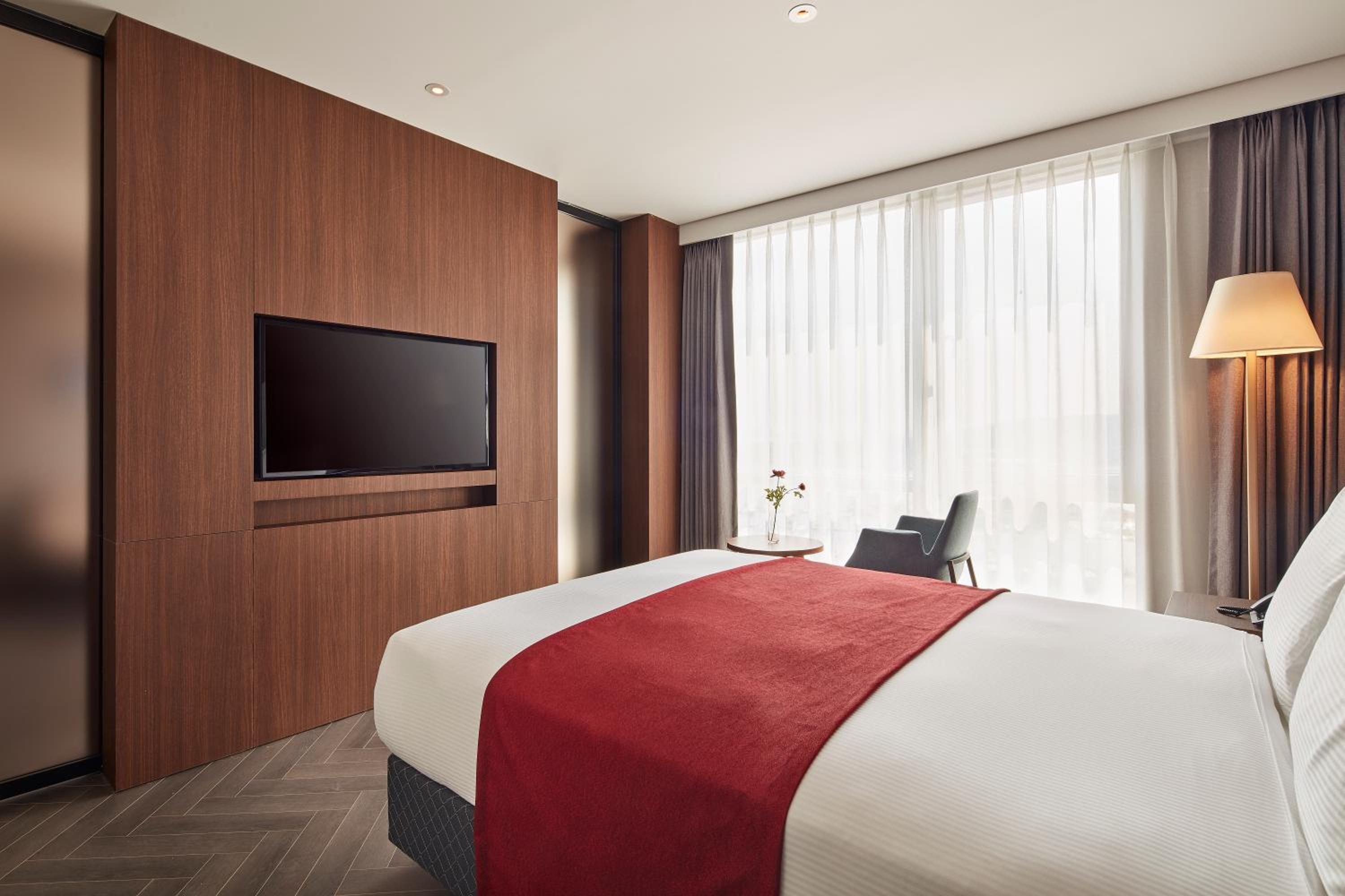 Junior Queen Suite - Non-Smoking - Photo 2