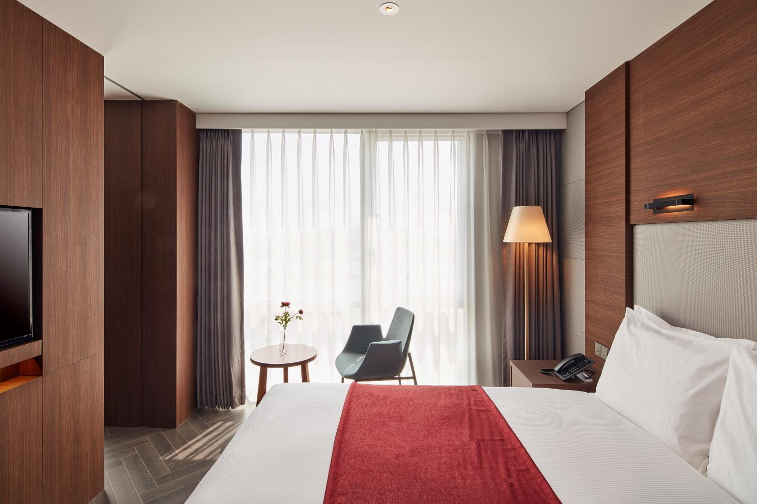 Junior Queen Suite - Non-Smoking - Photo 1