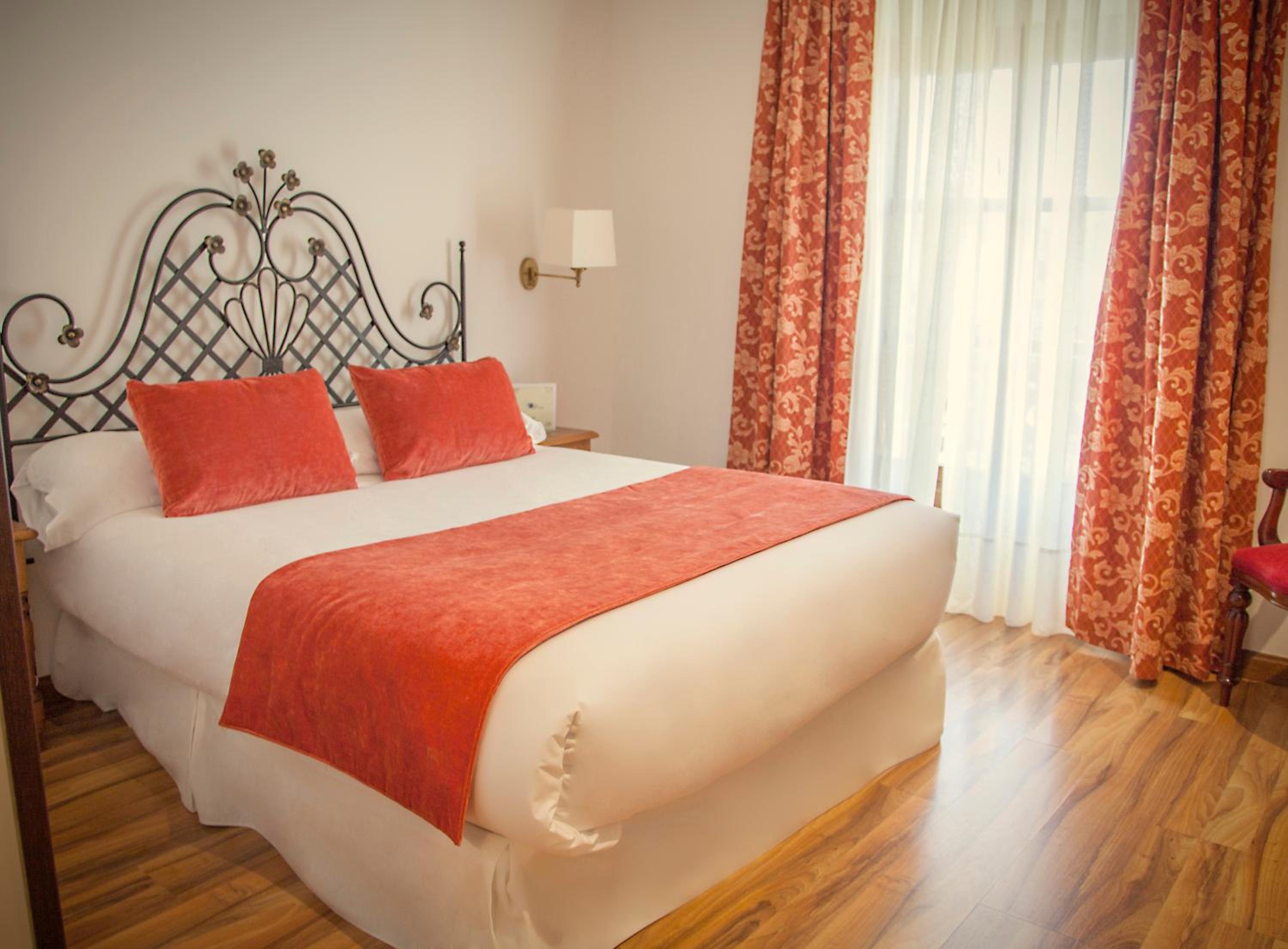 Double or Twin Room - Photo 3