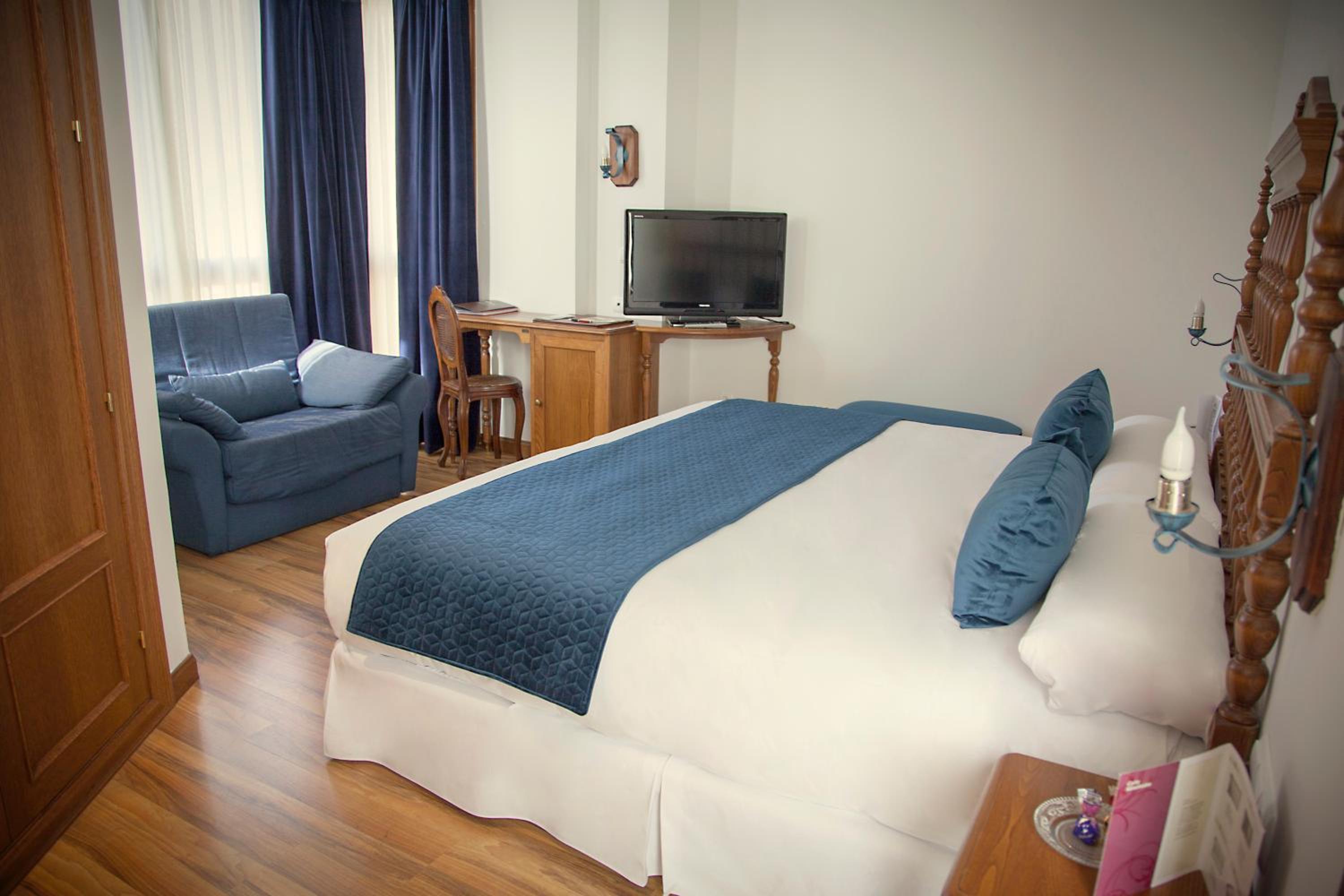 Double or Twin Room - Photo 9
