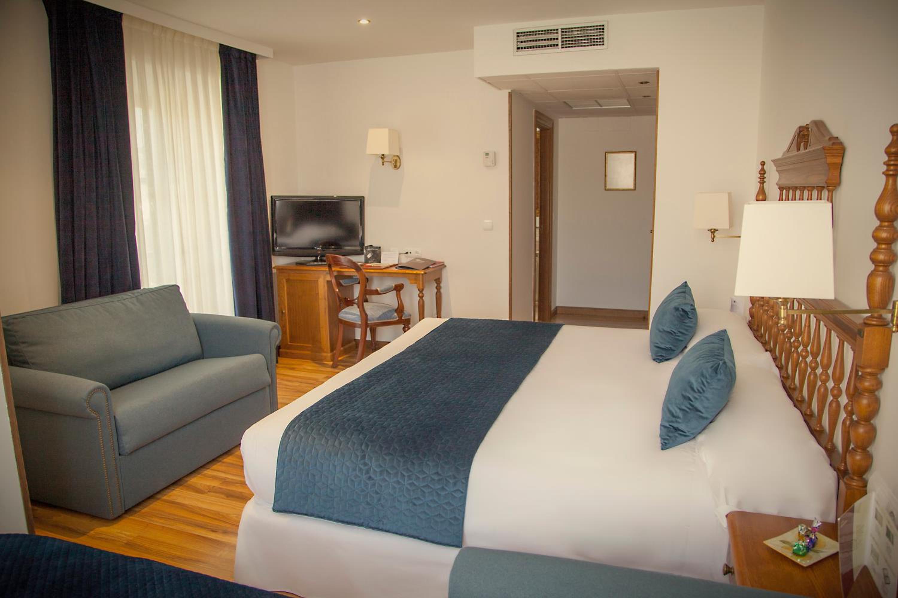 Double or Twin Room - Photo 8