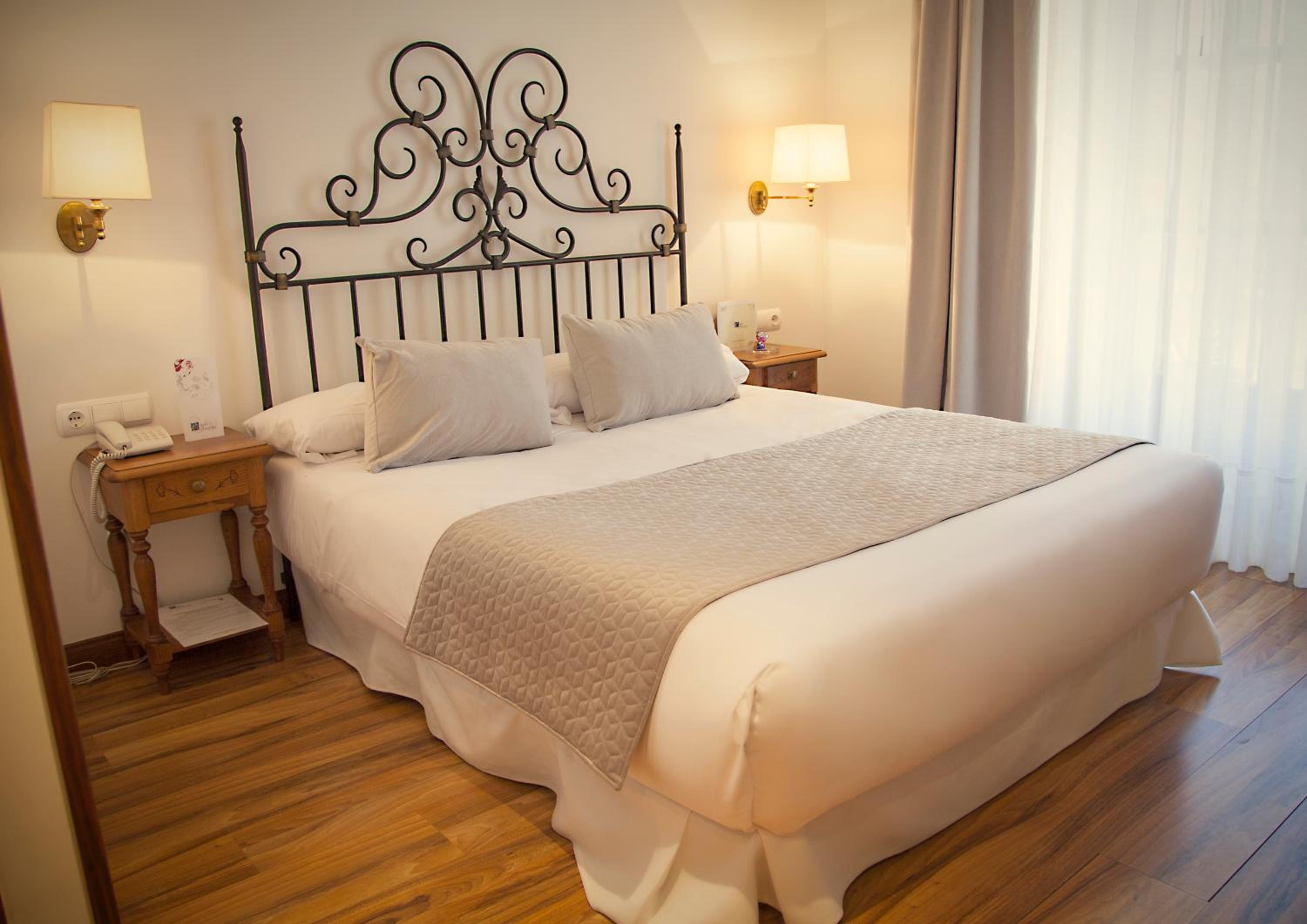 Double or Twin Room - Photo 12