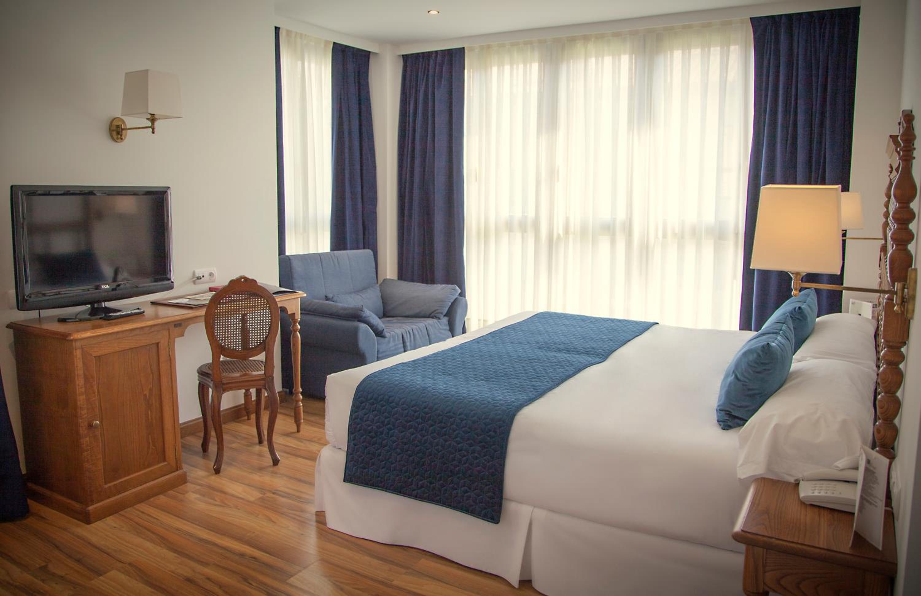 Double or Twin Room - Photo 10