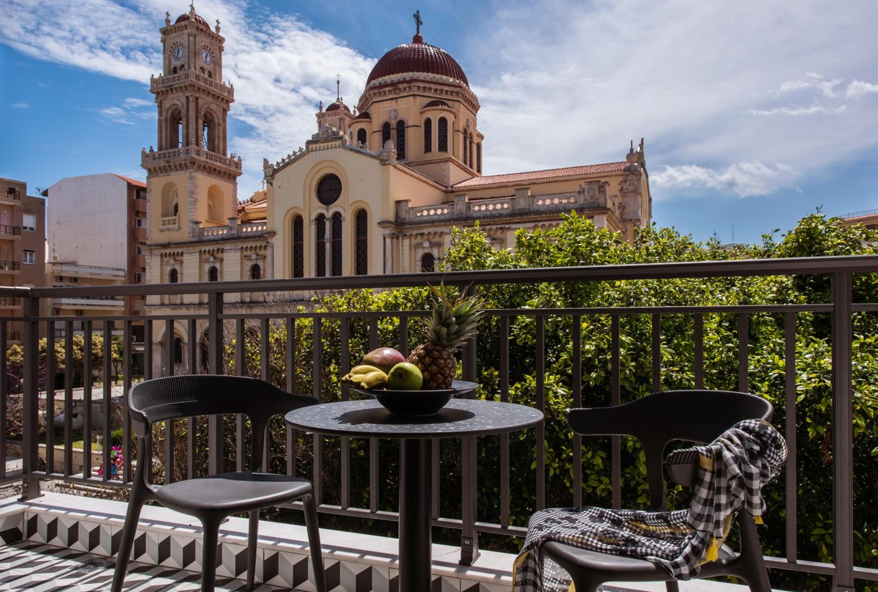 Deluxe Room with Balcony and City View - Photo 4