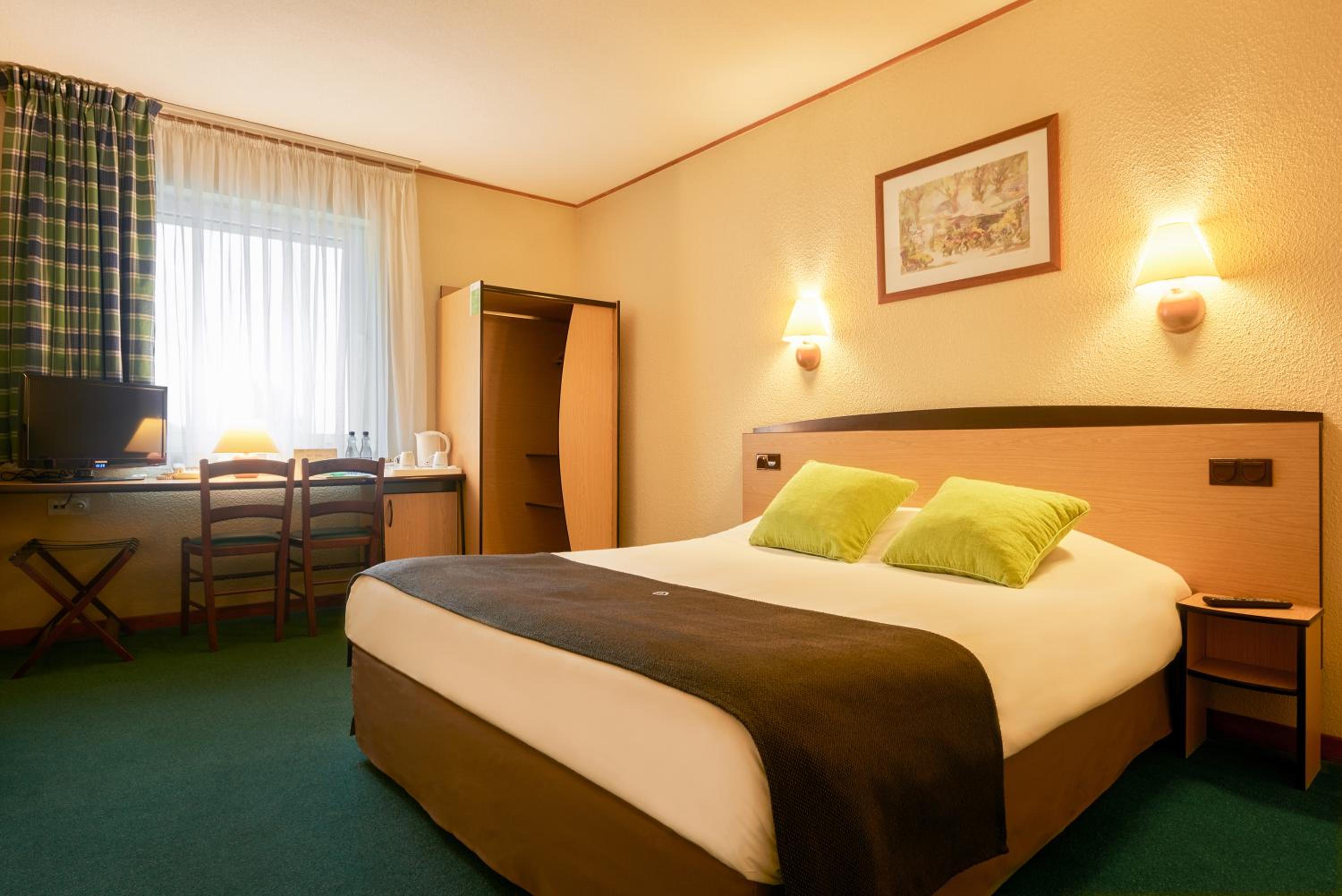 Standard Room - 1 Queen Bed - Photo 1