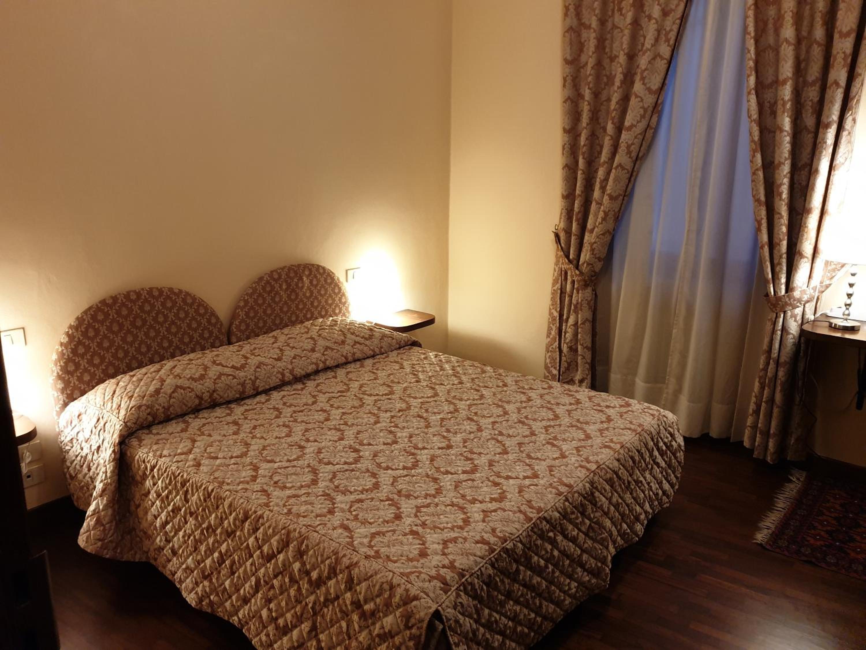 Standard Double Room - Photo 4