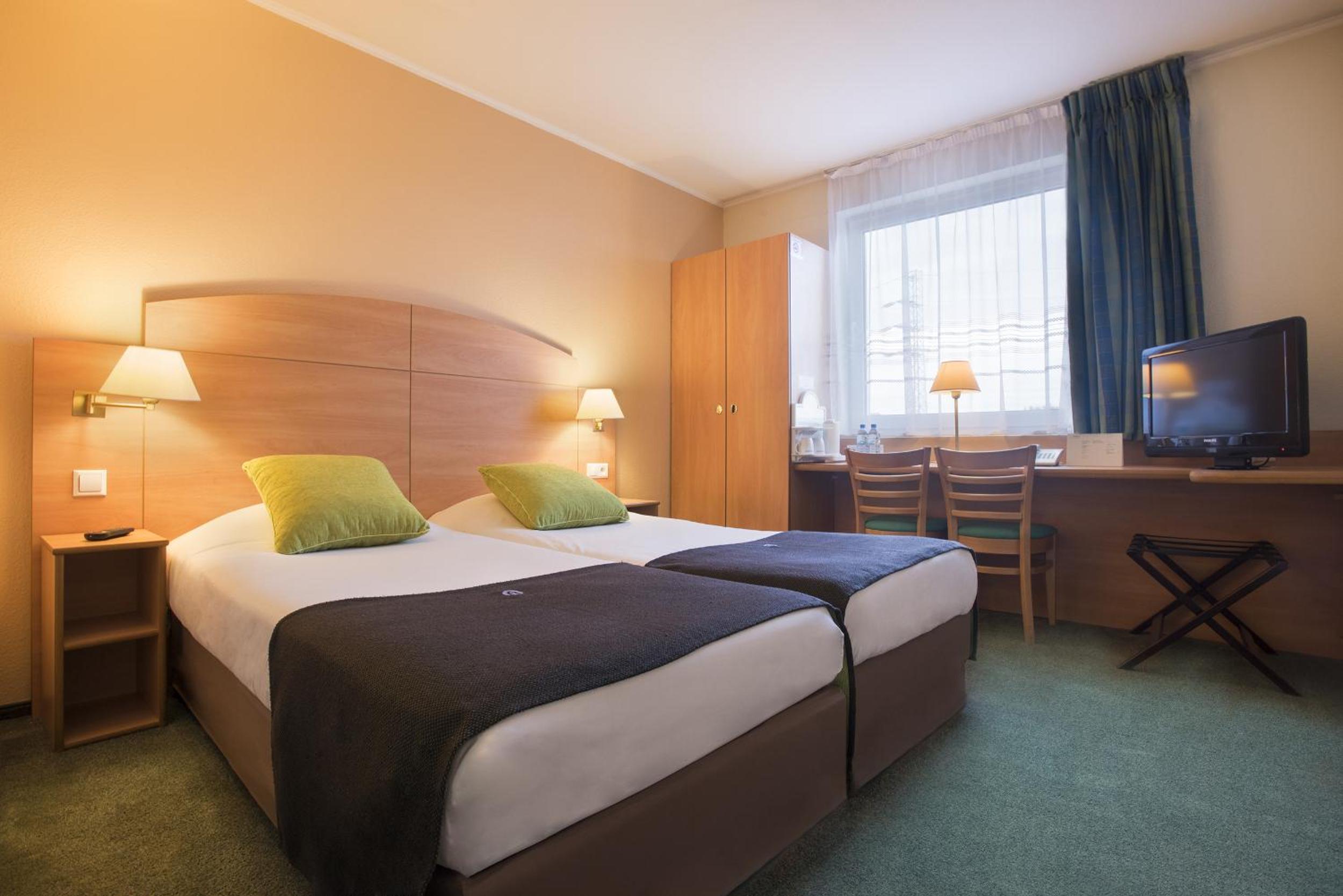 Standard Room - 2 Single Beds - Photo 2