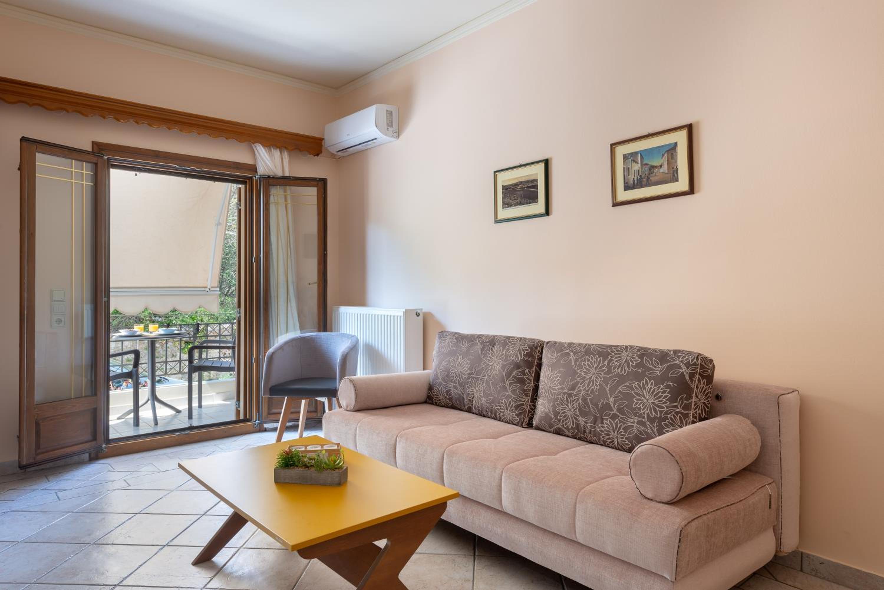 Apartment with Mountain View