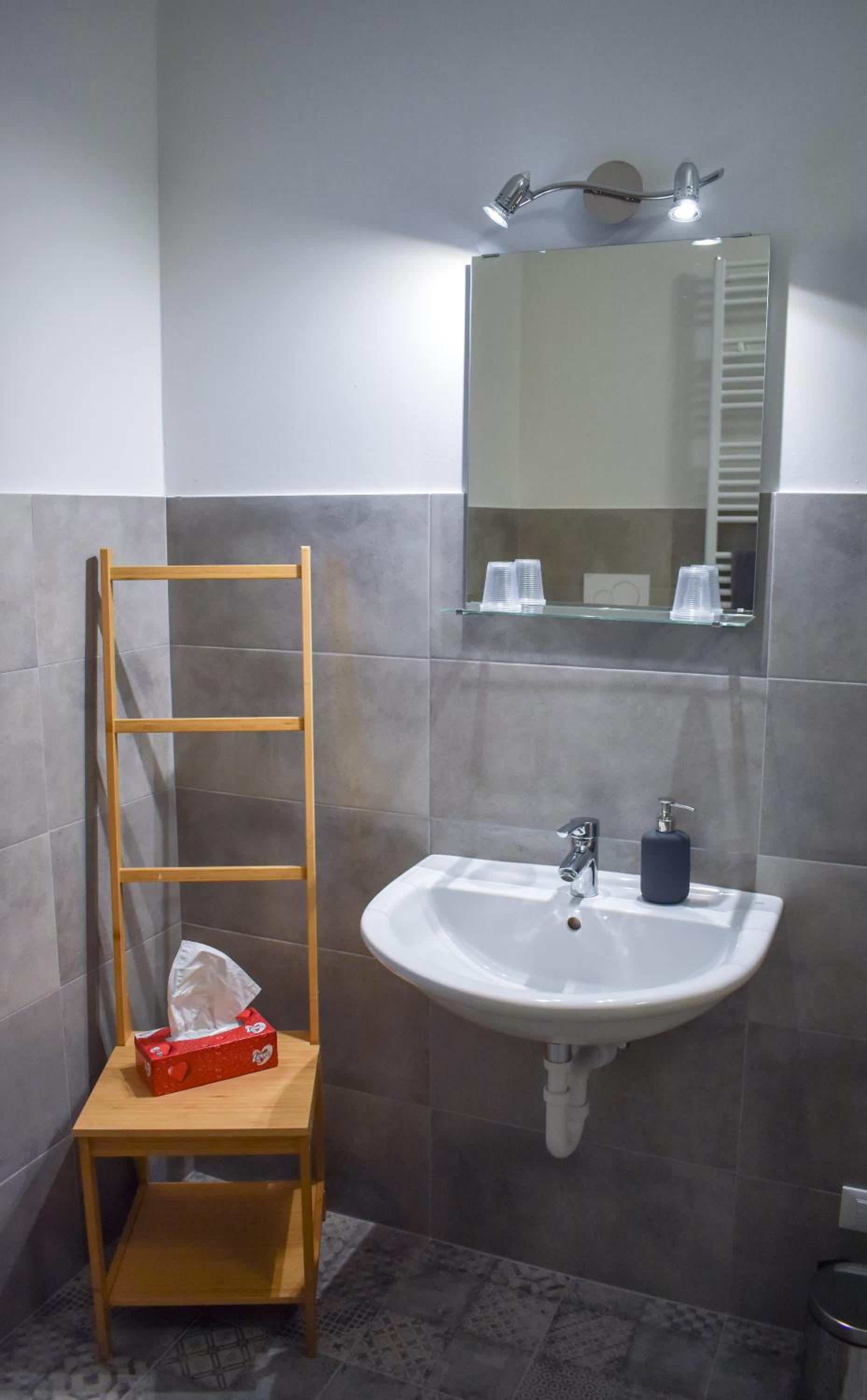 Double Room with Private Bathroom - Photo 8
