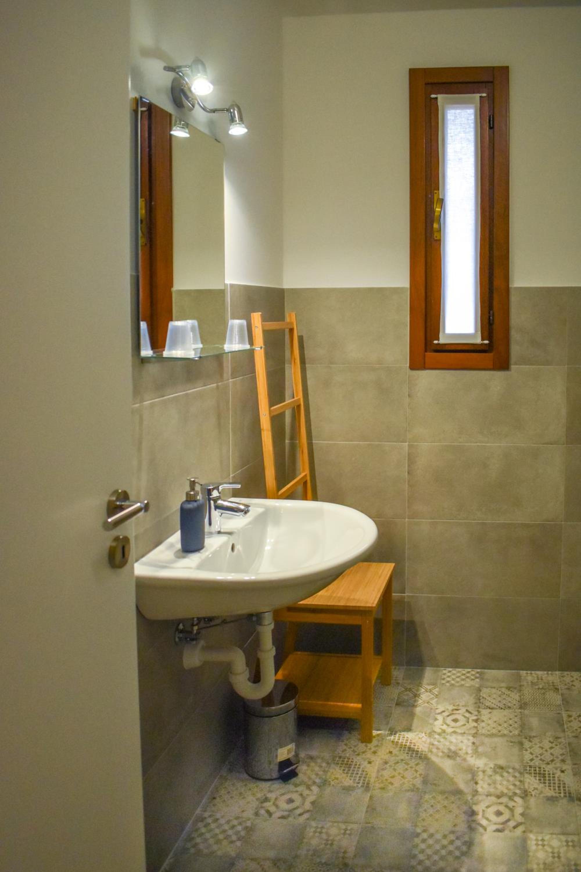 Double Room with Private Bathroom - Photo 6