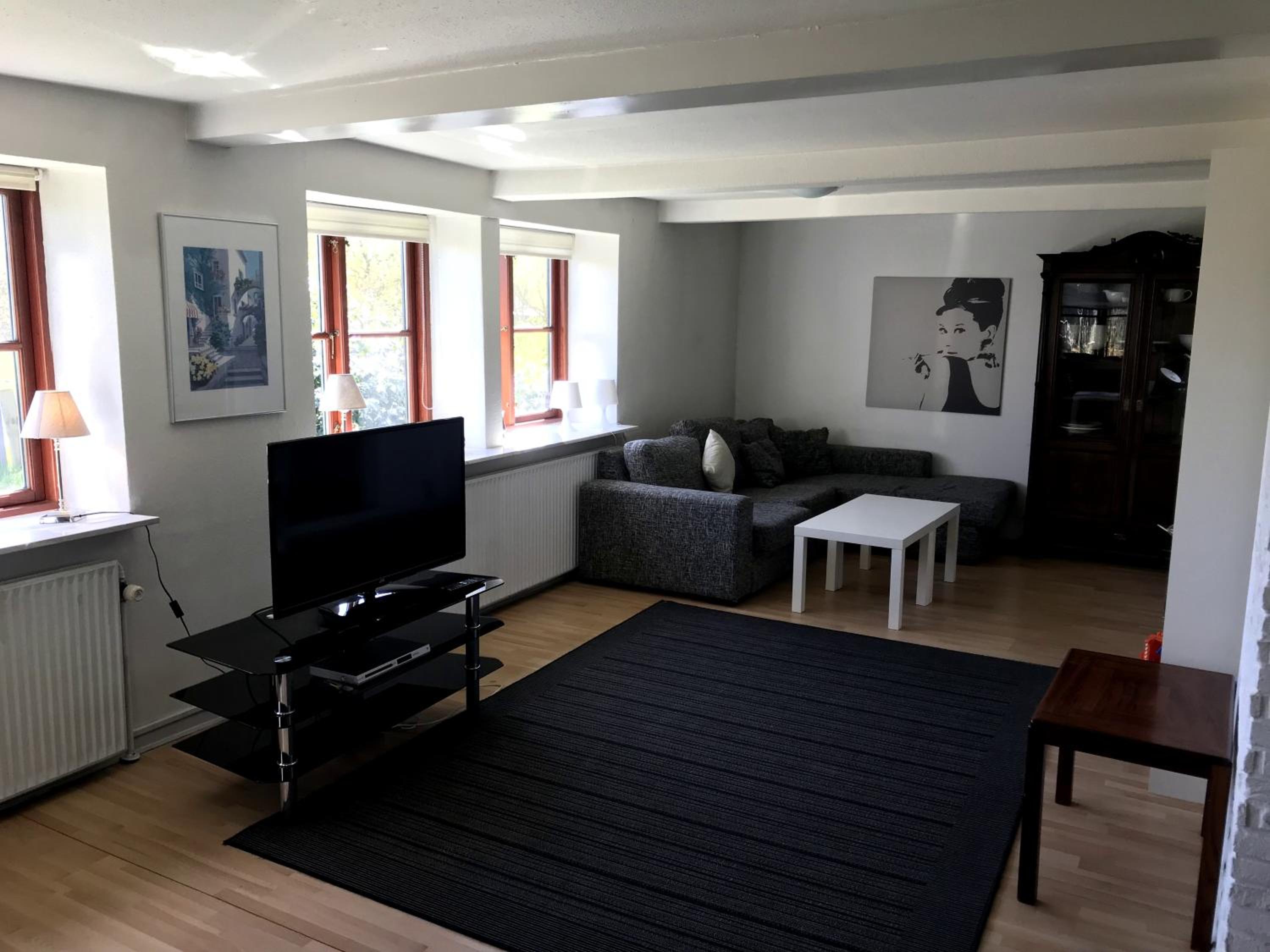 Seven-Bedroom House photo 2