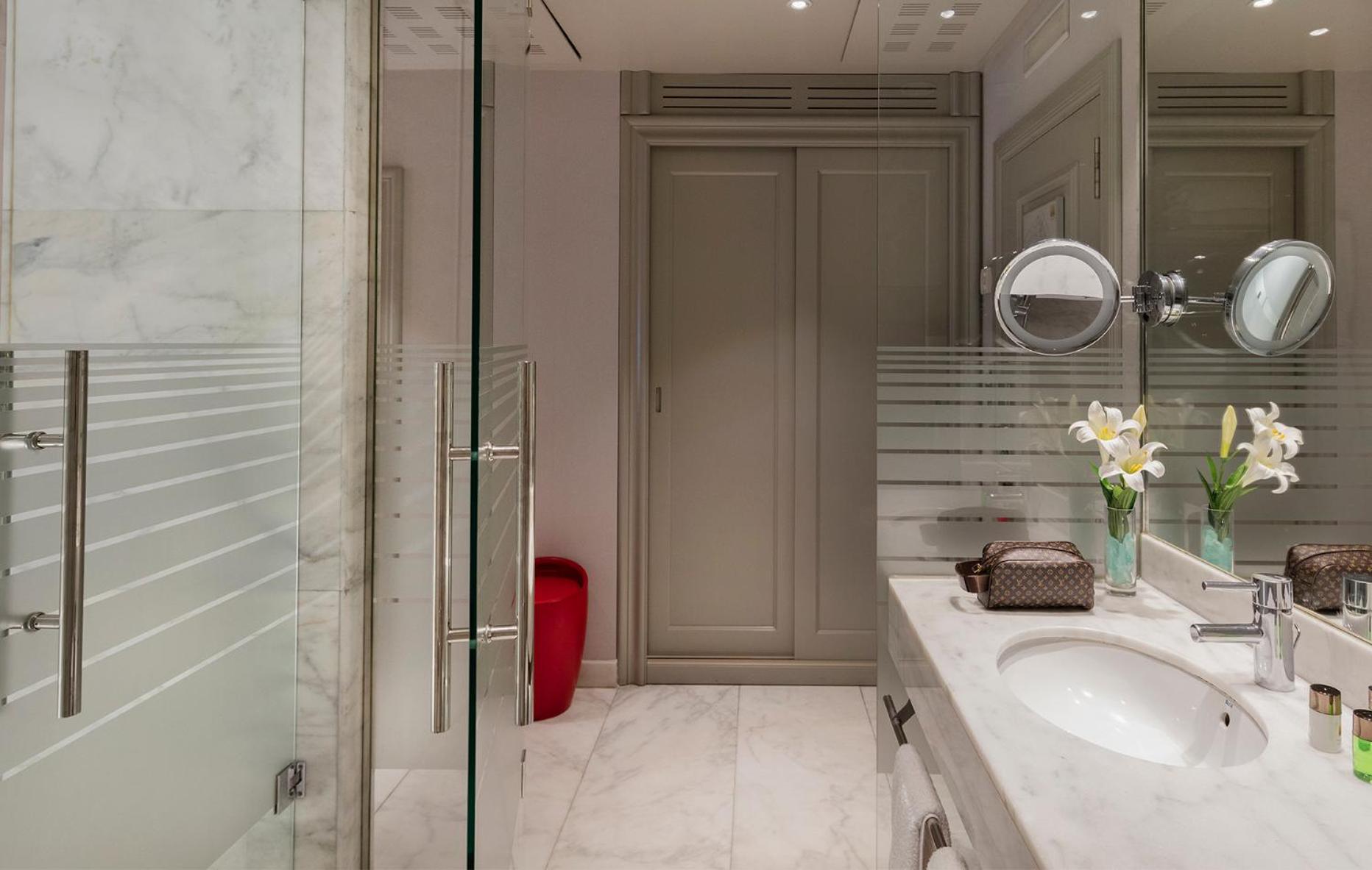 Premium Double or Twin Room thumbnail 6