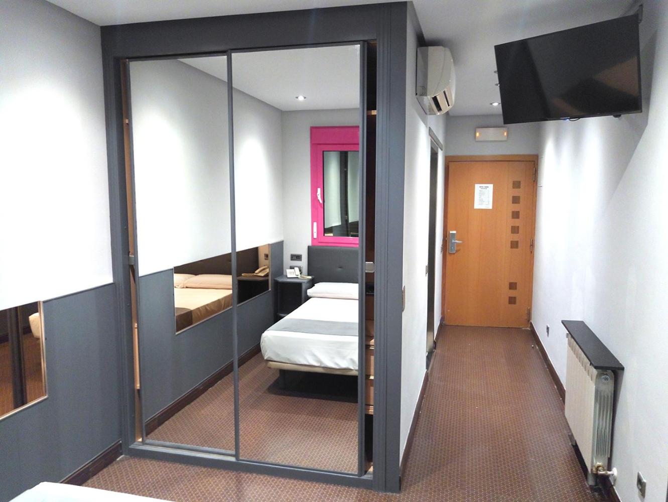 Double Room - Photo 6