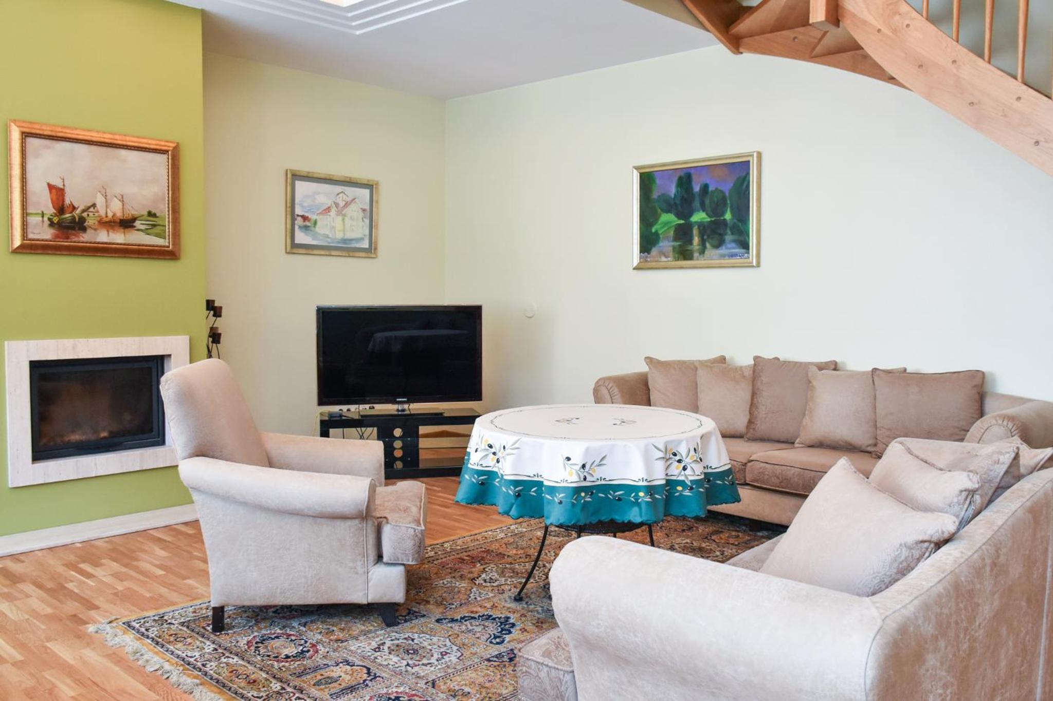 Three-Bedroom Apartment - Photo 4