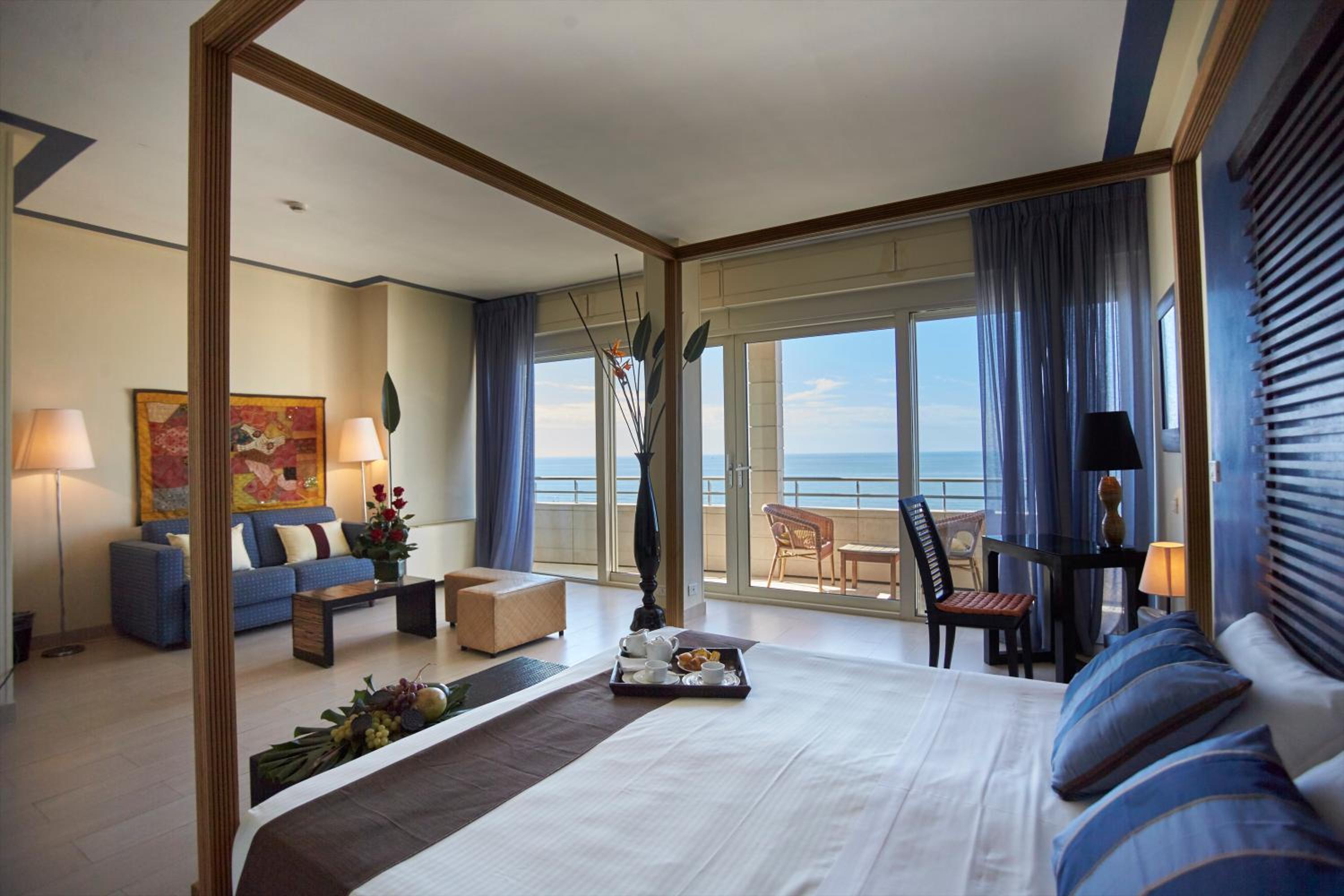 Junior Suite with Balcony - Photo 5