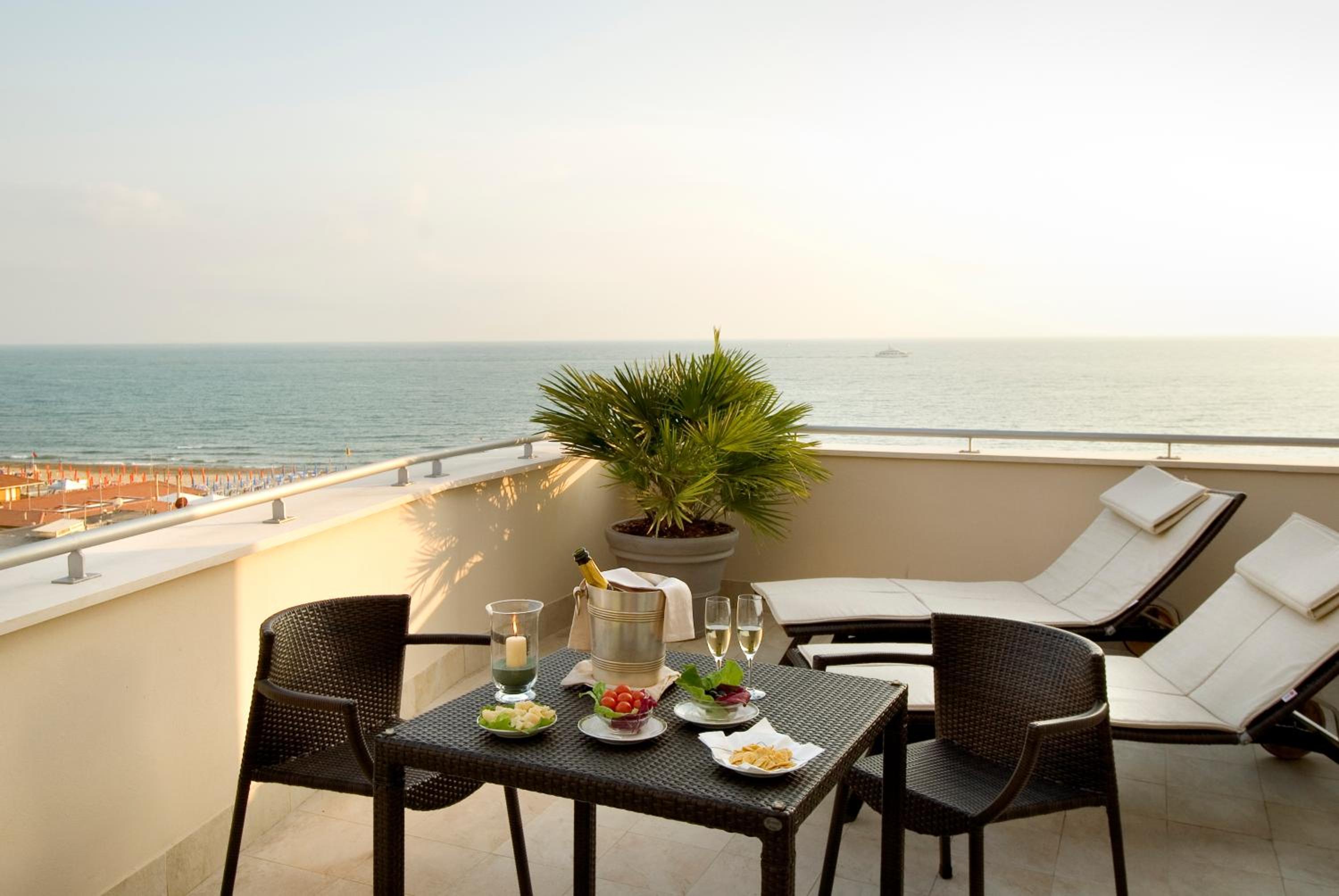 Deluxe Suite with Sea View photo 2