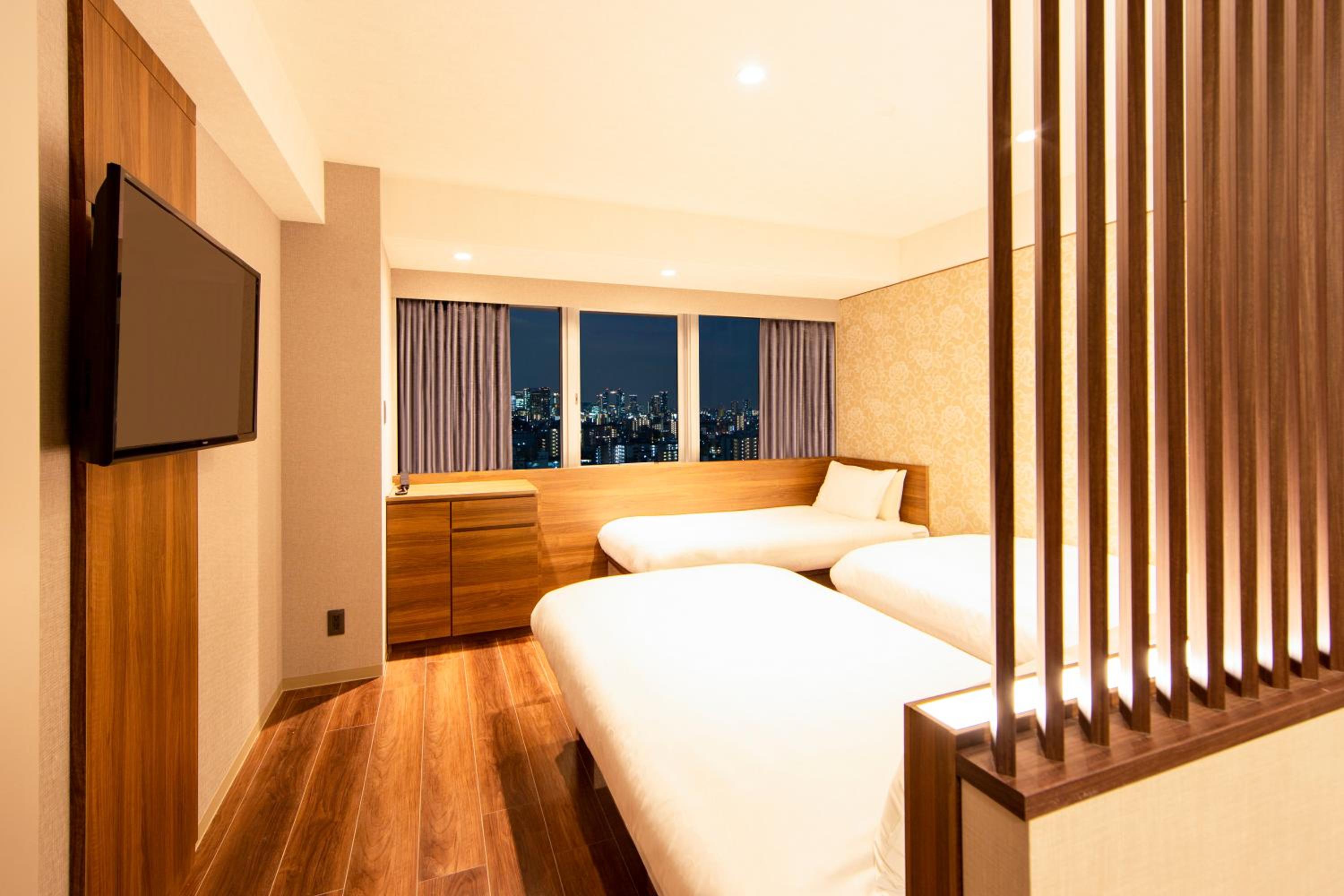 High Floor Superior Twin with Sofa Bed - Photo 2