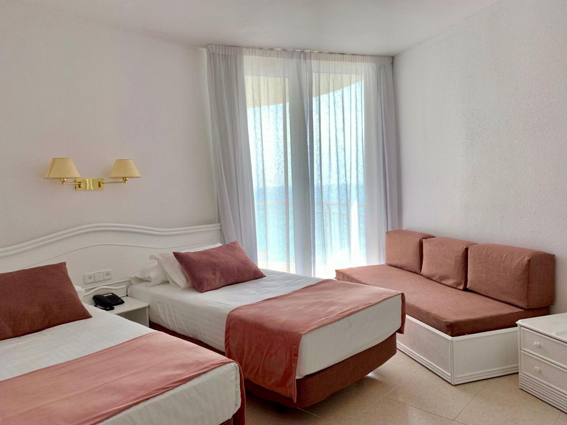 Classic Double Room with lateral sea view and balcony