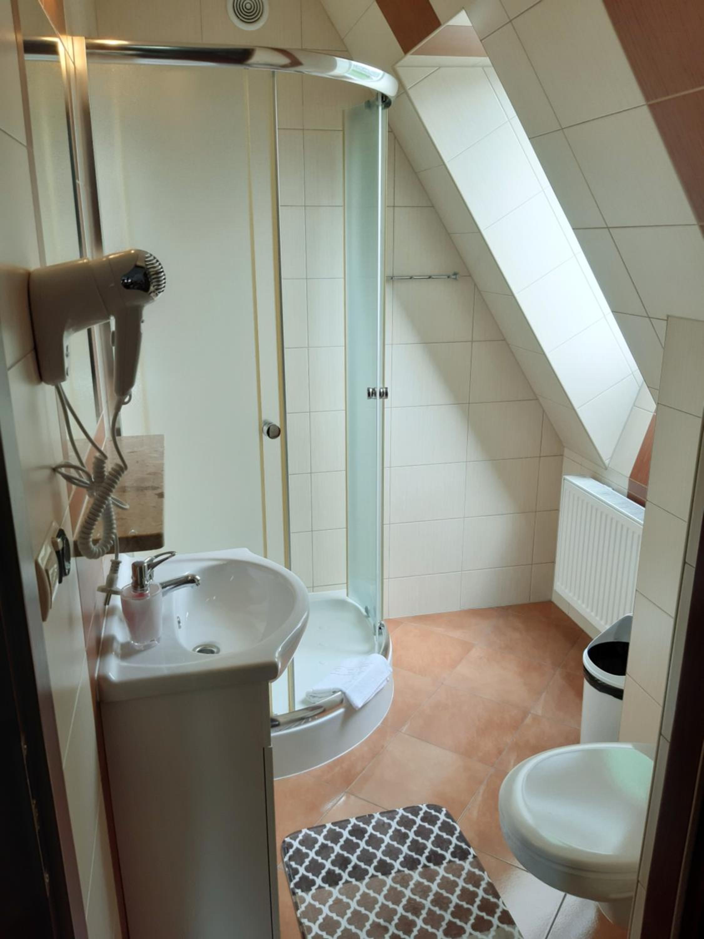 Family Room with Private Bathroom photo 2