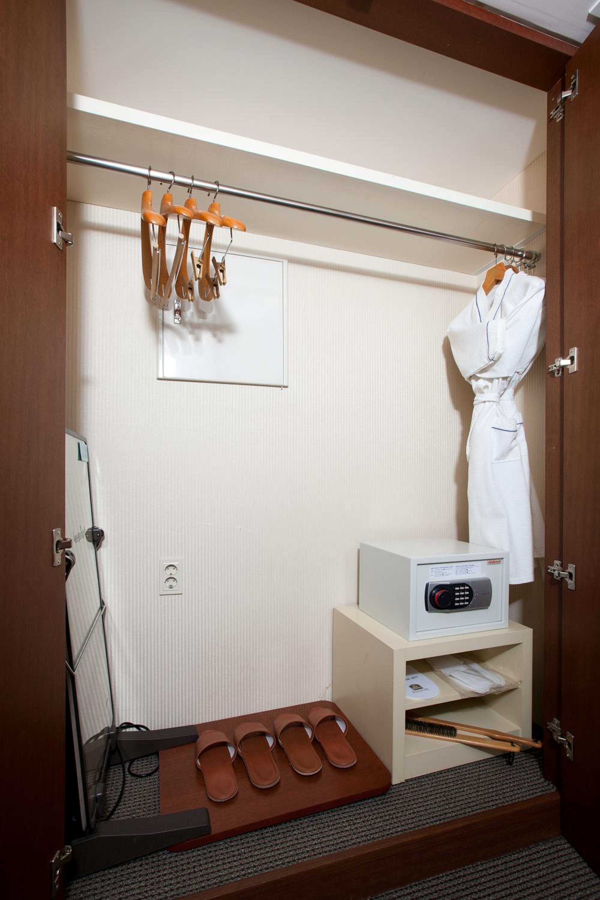 Deluxe Double Room - Photo 8