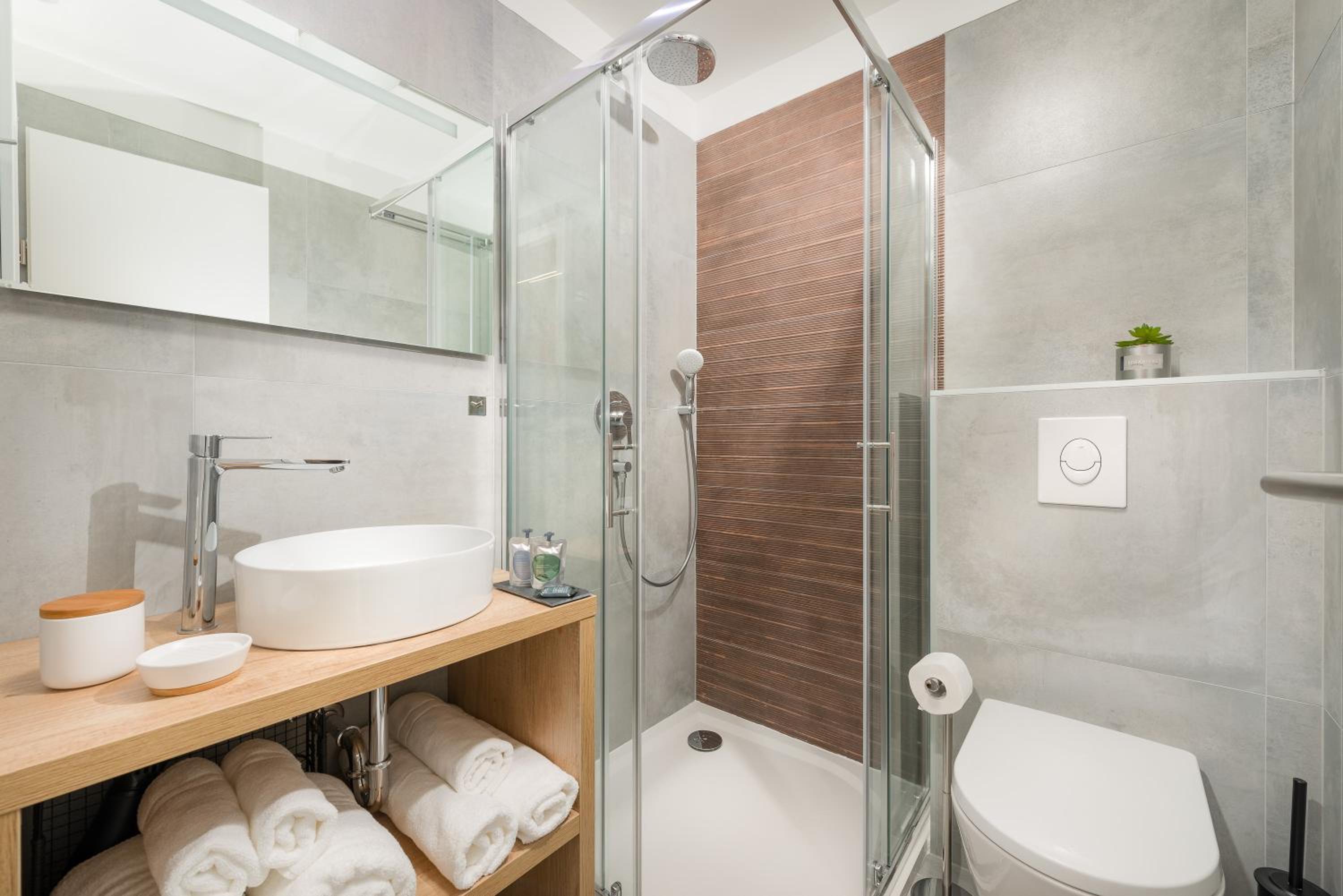 Deluxe Double or Twin Room with Balcony - Photo 11