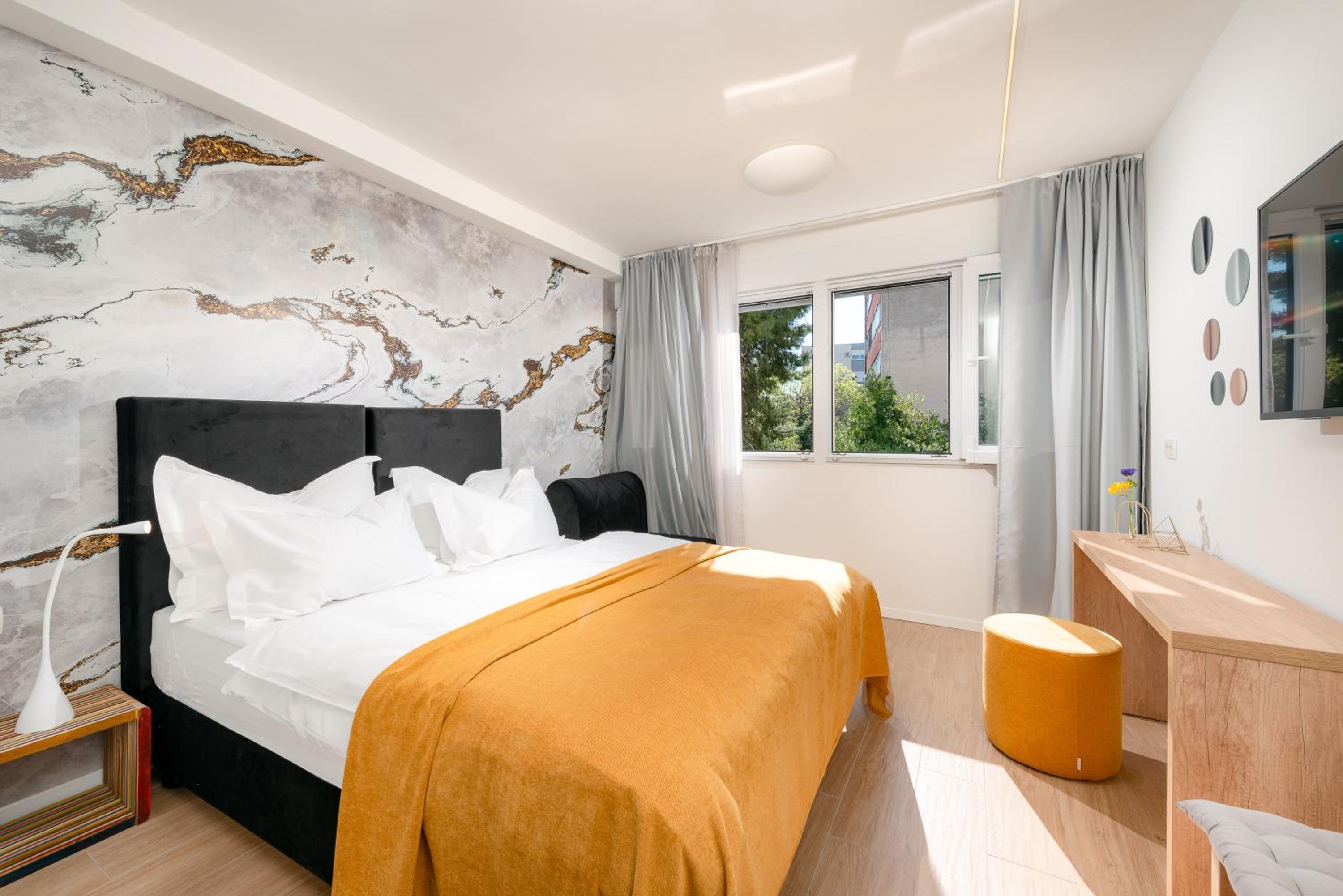 Deluxe Double or Twin Room with Sofa Bed - Photo 3